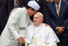 Menteri Agama Nasaruddin Umar menyampaikan duka mendalam atas wafatnya Pemimpin Umat Katolik Puas Fransiskus. Bagi Menag, Paus Fransiskus adalah salah satu sahabat dekatnya. “Saya mengucapkan duka sedalam-dalamnya atas wafatnya Paus Fransiskus. Tentu jasa dan persahabatan beliau tidak bisa kita lupakan,” ujar Menag di Jakarta, Senin (21/4/2025). “Tentu doa kita semoga yang mulia mendapat tempat yang layak di sisi-Nya sesuai dengan kebajikan yang telah dilakukannya,” sambungnya. Menag Nasaruddin dan Paus Fransiskus dikenal sebagai dua tokoh yang memiliki jalinan persahabatan. Selaku Imam Besar Masjid Istiqlal, Prof. Nasarurudin Umar menandatangani Deklarasi Istiqlal pada 5 September 2024. Dalam kesempatan itu, Prof Nasaruddin Umar mengenalkan kepada Paus Fransiskus bahwa Masjid Istiqlal adalah rumah besar bagi kemanusiaan. “Baru saja (Paus Fransiskus) telah mengunjungi Indonesia, termasuk mengunjungi Masjid Istiqlal dan memberikan pernyataan bersama yang sangat mengglobal,” sebutnya. “Semoga kerja sama kita, Indonesia dan Vatikan, serta wasiat yang telah dirintis Paus Fransiskus dapat kita tindaklanjuti sebagaimana yang telah disepakati,” sambungnya. Kepada umat Katolik yang telah ditinggalkan Paus Fransiskus, Menag berpesan untuk bersabar dalam menghadapi cobaan. “Sekali lagi kami semuanya, keluarga besar Kementerian Agama dan segenap warga bangsa Indonesia mengucapkan turut berduka cita sedalam-dalamnya atas wafatnya Paus Fransiskus,” tutupnya.