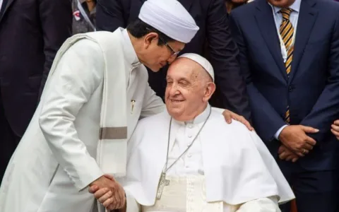 Menteri Agama Nasaruddin Umar menyampaikan duka mendalam atas wafatnya Pemimpin Umat Katolik Puas Fransiskus. Bagi Menag, Paus Fransiskus adalah salah satu sahabat dekatnya. “Saya mengucapkan duka sedalam-dalamnya atas wafatnya Paus Fransiskus. Tentu jasa dan persahabatan beliau tidak bisa kita lupakan,” ujar Menag di Jakarta, Senin (21/4/2025). “Tentu doa kita semoga yang mulia mendapat tempat yang layak di sisi-Nya sesuai dengan kebajikan yang telah dilakukannya,” sambungnya. Menag Nasaruddin dan Paus Fransiskus dikenal sebagai dua tokoh yang memiliki jalinan persahabatan. Selaku Imam Besar Masjid Istiqlal, Prof. Nasarurudin Umar menandatangani Deklarasi Istiqlal pada 5 September 2024. Dalam kesempatan itu, Prof Nasaruddin Umar mengenalkan kepada Paus Fransiskus bahwa Masjid Istiqlal adalah rumah besar bagi kemanusiaan. “Baru saja (Paus Fransiskus) telah mengunjungi Indonesia, termasuk mengunjungi Masjid Istiqlal dan memberikan pernyataan bersama yang sangat mengglobal,” sebutnya. “Semoga kerja sama kita, Indonesia dan Vatikan, serta wasiat yang telah dirintis Paus Fransiskus dapat kita tindaklanjuti sebagaimana yang telah disepakati,” sambungnya. Kepada umat Katolik yang telah ditinggalkan Paus Fransiskus, Menag berpesan untuk bersabar dalam menghadapi cobaan. “Sekali lagi kami semuanya, keluarga besar Kementerian Agama dan segenap warga bangsa Indonesia mengucapkan turut berduka cita sedalam-dalamnya atas wafatnya Paus Fransiskus,” tutupnya.
