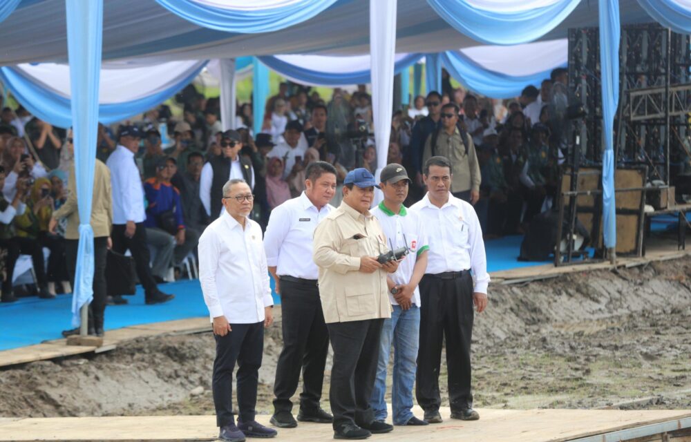 Presiden Republik Indonesia, Prabowo Subianto, Menunjukkan Kekagumannya Terhadap Pemanfaatan Teknologi Drone Dalam Kegiatan Tanam Raya Padi Di Lahan Rawa Seluas 105.000 Hektare Di Kabupaten Ogan Ilir, Sumatera Selatan. Dalam Kesempatan Tersebut, Presiden Prabowo Secara Langsung Ikut Serta Dalam Proses Penanaman Padi Menggunakan Drone Pertanian Yang Mampu Menyebar Benih Secara Efisien Dan Merata Di Area Yang Luas. “Saya Kaget, Ini Pertama Kalinya Saya Mencoba Mengendalikan Tanam Menggunakan Drone. Kalau Menggunakan Tenaga Manusia Butuh Waktu 25 Hari Untuk Tanam 1 Hektare, Dengan Drone Bisa Tanam 25 Hektare Dalam Satu Hari,” Ujarnya Saat Melakukan Kegiatan Tanam Padi Di Desa Pelabuhan Dalam, Kecamatan Pamulutan, Kabupaten Ogan Ilir, Rabu (23/4). Presiden Menyaksikan Langsung Bagaimana Teknologi Modern Dapat Merevolusi Cara Bertani, Khususnya Di Lahan Rawa Yang Selama Ini Dikenal Sulit Diolah Secara Tradisional. “Drone Ini Menebarkan Benih. Tadi Saya Lihat Langsung, Dan Saya Jadi Yakin, Ini Bisa Mempercepat Masa Tanam Secara Signifikan, ” Jelas Presiden Prabowo. Menurut Presiden Prabowo, Langkah Nyata Ini Menjadikan Indonesia Tidak Hanya Mencapai Swasembada Pangan, Tetapi Juga Menuju Cita-Cita Besar: Menjadi Lumbung Pangan Dunia. “Saya Bangga, Sekarang Kita Bisa Membantu Negara Lain Dari Segi Kemanusiaan. Saya Bangga Menjadi Presiden Sebuah Negara Yang Tidak Meminta-Minta, Tapi Negara Yang Membantu Negara Lain,” Ucap Presiden Prabowo. Dalam Kesempatan Tersebut, Presiden Juga Menyampaikan Apresiasi Dan Terima Kasih Kepada Menteri Pertanian Andi Amran Sulaiman Beserta Seluruh Jajaran Kementerian Pertanian, Pemerintah Daerah, Dan Petani Yang Telah Bekerja Keras Mewujudkan Program Ini, Khususnya Di Banyuasin Dan Seluruh Wilayah Sumatera Selatan. “Teknologi Seperti Ini Adalah Masa Depan Pertanian Indonesia. Kita Harus Dukung Penuh, Karena Ini Akan Menentukan Masa Depan Ketahanan Pangan Nasional,” Pungkas Presiden Prabowo. Sementara Itu, Menteri Pertanian Amran Sulaiman Yang Turut Mendampingi Presiden Prabowo Dalam Kegiatan Tanam Serentak Menyampaikan Bahwa Target Tanam Bulan Ini Mencapai 1,3 Juta Hektare, Dengan Proyeksi Hasil Sebesar 7,5 Juta Ton Gabah Atau Setara 3,5–4 Juta Ton Beras. Angka Ini Jauh Di Atas Kebutuhan Bulanan Nasional Yang Berkisar Di 2,5 Juta Ton. “Khusus Sumatera Selatan, Tahun Lalu Produksinya Mencapai 2,9 Juta Ton. Tahun Ini Kita Optimis Bisa Mencapai 3,7 Juta Ton. Ini Bukan Hanya Target, Tapi Berdasar Realita Dan Tren Positif Serapan Serta Produksi,” Ujar Mentan Amran.