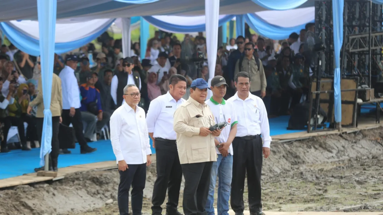 Presiden Republik Indonesia, Prabowo Subianto, menunjukkan kekagumannya terhadap pemanfaatan teknologi drone dalam kegiatan tanam raya padi di lahan rawa seluas 105.000 hektare di Kabupaten Ogan Ilir, Sumatera Selatan. Dalam kesempatan tersebut, Presiden Prabowo secara langsung ikut serta dalam proses penanaman padi menggunakan drone pertanian yang mampu menyebar benih secara efisien dan merata di area yang luas. “Saya kaget, ini pertama kalinya saya mencoba mengendalikan tanam menggunakan drone. Kalau menggunakan tenaga manusia butuh waktu 25 hari untuk tanam 1 hektare, dengan drone bisa tanam 25 hektare dalam satu hari,” ujarnya saat melakukan kegiatan tanam padi di Desa Pelabuhan Dalam, Kecamatan Pamulutan, Kabupaten Ogan Ilir, Rabu (23/4). Presiden menyaksikan langsung bagaimana teknologi modern dapat merevolusi cara bertani, khususnya di lahan rawa yang selama ini dikenal sulit diolah secara tradisional. “Drone ini menebarkan benih. Tadi saya lihat langsung, dan saya jadi yakin, ini bisa mempercepat masa tanam secara signifikan, ” jelas Presiden Prabowo. Menurut Presiden Prabowo, langkah nyata ini menjadikan Indonesia tidak hanya mencapai swasembada pangan, tetapi juga menuju cita-cita besar: menjadi lumbung pangan dunia. “Saya bangga, sekarang kita bisa membantu negara lain dari segi kemanusiaan. Saya bangga menjadi Presiden sebuah negara yang tidak meminta-minta, tapi negara yang membantu negara lain,” ucap Presiden Prabowo. Dalam kesempatan tersebut, Presiden juga menyampaikan apresiasi dan terima kasih kepada Menteri Pertanian Andi Amran Sulaiman beserta seluruh jajaran Kementerian Pertanian, pemerintah daerah, dan petani yang telah bekerja keras mewujudkan program ini, khususnya di Banyuasin dan seluruh wilayah Sumatera Selatan. “Teknologi seperti ini adalah masa depan pertanian Indonesia. Kita harus dukung penuh, karena ini akan menentukan masa depan ketahanan pangan nasional,” pungkas Presiden Prabowo. Sementara itu, Menteri Pertanian Amran Sulaiman yang turut mendampingi Presiden Prabowo dalam kegiatan tanam serentak menyampaikan bahwa target tanam bulan ini mencapai 1,3 juta hektare, dengan proyeksi hasil sebesar 7,5 juta ton gabah atau setara 3,5–4 juta ton beras. Angka ini jauh di atas kebutuhan bulanan nasional yang berkisar di 2,5 juta ton. “Khusus Sumatera Selatan, tahun lalu produksinya mencapai 2,9 juta ton. Tahun ini kita optimis bisa mencapai 3,7 juta ton. Ini bukan hanya target, tapi berdasar realita dan tren positif serapan serta produksi,” ujar Mentan Amran.