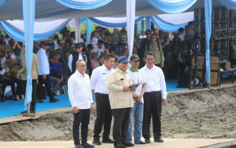 Presiden Republik Indonesia, Prabowo Subianto, Menunjukkan Kekagumannya Terhadap Pemanfaatan Teknologi Drone Dalam Kegiatan Tanam Raya Padi Di Lahan Rawa Seluas 105.000 Hektare Di Kabupaten Ogan Ilir, Sumatera Selatan. Dalam Kesempatan Tersebut, Presiden Prabowo Secara Langsung Ikut Serta Dalam Proses Penanaman Padi Menggunakan Drone Pertanian Yang Mampu Menyebar Benih Secara Efisien Dan Merata Di Area Yang Luas. “Saya Kaget, Ini Pertama Kalinya Saya Mencoba Mengendalikan Tanam Menggunakan Drone. Kalau Menggunakan Tenaga Manusia Butuh Waktu 25 Hari Untuk Tanam 1 Hektare, Dengan Drone Bisa Tanam 25 Hektare Dalam Satu Hari,” Ujarnya Saat Melakukan Kegiatan Tanam Padi Di Desa Pelabuhan Dalam, Kecamatan Pamulutan, Kabupaten Ogan Ilir, Rabu (23/4). Presiden Menyaksikan Langsung Bagaimana Teknologi Modern Dapat Merevolusi Cara Bertani, Khususnya Di Lahan Rawa Yang Selama Ini Dikenal Sulit Diolah Secara Tradisional. “Drone Ini Menebarkan Benih. Tadi Saya Lihat Langsung, Dan Saya Jadi Yakin, Ini Bisa Mempercepat Masa Tanam Secara Signifikan, ” Jelas Presiden Prabowo. Menurut Presiden Prabowo, Langkah Nyata Ini Menjadikan Indonesia Tidak Hanya Mencapai Swasembada Pangan, Tetapi Juga Menuju Cita-Cita Besar: Menjadi Lumbung Pangan Dunia. “Saya Bangga, Sekarang Kita Bisa Membantu Negara Lain Dari Segi Kemanusiaan. Saya Bangga Menjadi Presiden Sebuah Negara Yang Tidak Meminta-Minta, Tapi Negara Yang Membantu Negara Lain,” Ucap Presiden Prabowo. Dalam Kesempatan Tersebut, Presiden Juga Menyampaikan Apresiasi Dan Terima Kasih Kepada Menteri Pertanian Andi Amran Sulaiman Beserta Seluruh Jajaran Kementerian Pertanian, Pemerintah Daerah, Dan Petani Yang Telah Bekerja Keras Mewujudkan Program Ini, Khususnya Di Banyuasin Dan Seluruh Wilayah Sumatera Selatan. “Teknologi Seperti Ini Adalah Masa Depan Pertanian Indonesia. Kita Harus Dukung Penuh, Karena Ini Akan Menentukan Masa Depan Ketahanan Pangan Nasional,” Pungkas Presiden Prabowo. Sementara Itu, Menteri Pertanian Amran Sulaiman Yang Turut Mendampingi Presiden Prabowo Dalam Kegiatan Tanam Serentak Menyampaikan Bahwa Target Tanam Bulan Ini Mencapai 1,3 Juta Hektare, Dengan Proyeksi Hasil Sebesar 7,5 Juta Ton Gabah Atau Setara 3,5–4 Juta Ton Beras. Angka Ini Jauh Di Atas Kebutuhan Bulanan Nasional Yang Berkisar Di 2,5 Juta Ton. “Khusus Sumatera Selatan, Tahun Lalu Produksinya Mencapai 2,9 Juta Ton. Tahun Ini Kita Optimis Bisa Mencapai 3,7 Juta Ton. Ini Bukan Hanya Target, Tapi Berdasar Realita Dan Tren Positif Serapan Serta Produksi,” Ujar Mentan Amran.