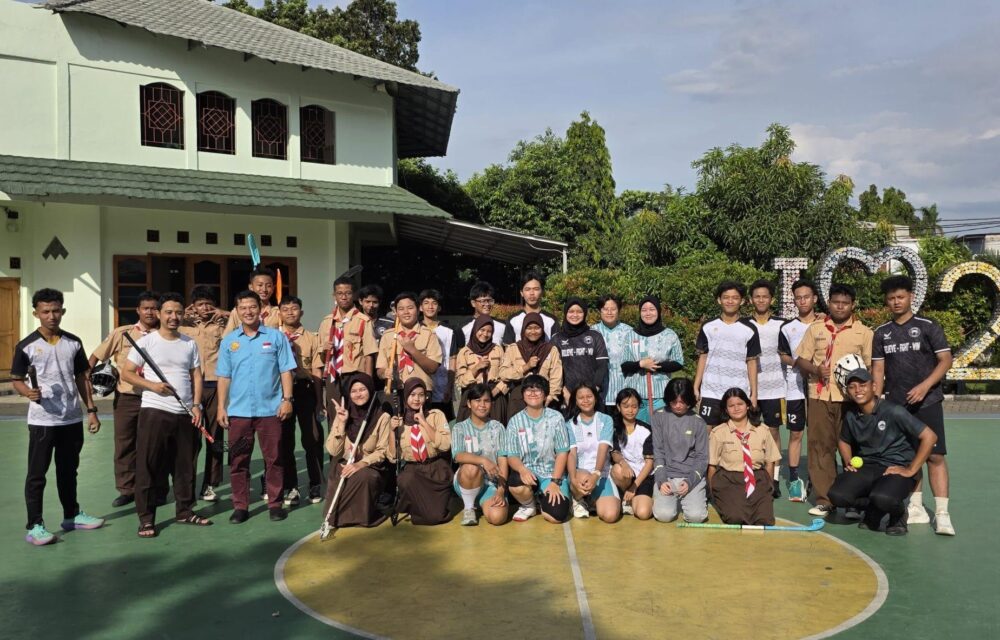 Jakarta, ---- Ketua Asosiasi Floorball Indonesia (Afi) Provinsi Dkj Dr. Misbah Fikrianto Melakukan Sosialisasi Cabang Olah Raga Tersebut Di Smpn 268 Halim Jakarta Timur, Rabu, 23 April 2025. Sosialisasi Melibatkan Berbagai Unsur, Diantaranya, Manajemen Sekolah, Asosiasi Floorball, Klub Rocket Floorball, Ekskul Floorball Smpn 51, Pelatih, Orang Tua, Dan Guru Olahraga. Menurut Misbah, Cabang Olah Floorball Semakin Diminati Generasi Muda, Terutama Pelajar Dan Mahasiswa. Beberapa Sekolah Di Dkj Sudah Menjadikan Floorball Sebagai Olahraga Ekstrakurikulernya. “Upaya Pengembangan Dan Pemasalan Cabang Olahraga Floorball Terus Kami Lakukan. Kali Ini Di Smpn 268 Halim. Alhamdulillah Antusiasme Pelajar Di Sini Cukup Tinggi,” Tutur Misbah. Dalam Melakukan Sosialisasi Tersebut, Misbah Melanjutkan, Afi Provinsi Dkj Berkolaborasi Dengan Berbagai Pihak Sehingga Floorball Menjadi Cabang Olahraga Prestasi Yang Semakin Meluas Dan Diminati. Sementara Itu Wakil Kepala Sekolah Smpn 268 Jafar Shodiq Sahrudin, S.pd Mengatakan Peluang Floorball Menjadi Salah Satu Pilihan Ekstrakurikuler Di Sekolahnya Terbuka Luas Karena Antusiasme Pelajarnya Cukup Tinggi. “Smpn 268 Sangat Berminat Untuk Mengembangkan Olahraga Floorball Ini Dan Menjadi Sebagai Pilihan Ekstrakurikuler. Saya Melihat Antusiasme Siswa Kami Cukup Tinggi,” Tutur Jafar. Hal Sama Juga Dikatakan Guru Olah Raga Smpn 268 Ade Firmanto. “Minat Siswa Tinggi Sekali Padahal Cabang Cabang Olah Raga Ini Baru Diperkenalkan,” Tuturnya. Berkelanjutan Lebih Jauh Ketua Afi Provinsi Dki Dr. Misbah Fikrianto Mengatakan Kegiatan Sosialisasi Dan Latihan Ini Menjadi Terbuka Dan Berkelanjutan, Sesuai Dengan Minat Dan Peluang Yang Ada. Beberapa Sekolah Yang Sudah Dilakukan Sosialisasi, Diantaranya: Smpn 9 Bekasi, Sdit Al Amal, Dan Lainnya. Ia Berharap Kolaborasi Dan Pengembangan Olahraga Floorball Lebih Cepat Dan Terbuka. “Mari Kita Jadikan Floorball Sebagai Cabang Olahraga Prestasi Di Indonesia Dan Asia Tenggara,” Ajaknya. Sebagai Informasi, Lanjut Misbah, Afi Akan Menyelenggarakan Kejuaraan Antar Pelajar Floorball Tahun 2025 Pada Bulan Mei 2025. “Ayo Kita Ikuti Dan Dukung Pelajar Di Indonesia Melalui Pertandingan Floorball,” Tutupnya.