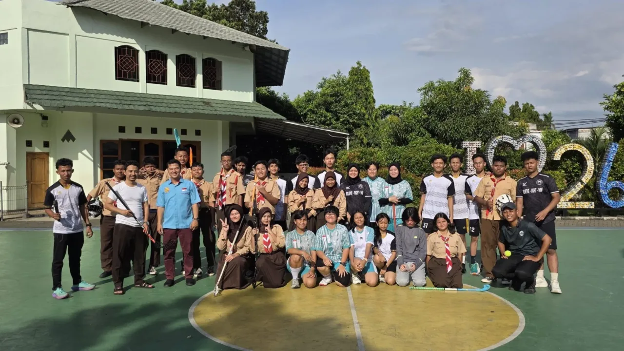 Jakarta, ---- Ketua Asosiasi Floorball Indonesia (AFI) Provinsi DKJ Dr. Misbah Fikrianto melakukan sosialisasi cabang olah raga tersebut di SMPN 268 Halim Jakarta Timur, Rabu, 23 April 2025. Sosialisasi melibatkan berbagai unsur, diantaranya, manajemen sekolah, asosiasi floorball, klub rocket floorball, ekskul floorball SMPN 51, pelatih, orang tua, dan guru olahraga. Menurut Misbah, cabang olah floorball semakin diminati generasi muda, terutama pelajar dan mahasiswa. Beberapa sekolah di DKJ sudah menjadikan floorball sebagai olahraga ekstrakurikulernya. “Upaya pengembangan dan pemasalan cabang olahraga floorball terus kami lakukan. Kali ini di SMPN 268 Halim. Alhamdulillah antusiasme pelajar di sini cukup tinggi,” tutur Misbah. Dalam melakukan sosialisasi tersebut, Misbah melanjutkan, AFI Provinsi DKJ berkolaborasi dengan berbagai pihak sehingga floorball menjadi cabang olahraga prestasi yang semakin meluas dan diminati. Sementara itu Wakil Kepala Sekolah SMPN 268 Jafar Shodiq Sahrudin, S.Pd mengatakan peluang floorball menjadi salah satu pilihan ekstrakurikuler di sekolahnya terbuka luas karena antusiasme pelajarnya cukup tinggi. “SMPN 268 sangat berminat untuk mengembangkan olahraga floorball ini dan menjadi sebagai pilihan ekstrakurikuler. Saya melihat antusiasme siswa kami cukup tinggi,” tutur Jafar. Hal sama juga dikatakan Guru Olah Raga SMPN 268 Ade Firmanto. “Minat siswa tinggi sekali padahal cabang cabang olah raga ini baru diperkenalkan,” tuturnya. Berkelanjutan Lebih jauh Ketua AFI Provinsi DKI Dr. Misbah Fikrianto mengatakan kegiatan sosialisasi dan latihan ini menjadi terbuka dan berkelanjutan, sesuai dengan minat dan peluang yang ada. Beberapa sekolah yang sudah dilakukan sosialisasi, diantaranya: SMPN 9 Bekasi, SDIT Al Amal, dan lainnya. Ia berharap kolaborasi dan pengembangan olahraga floorball lebih cepat dan terbuka. “Mari kita jadikan floorball sebagai cabang olahraga prestasi di Indonesia dan Asia Tenggara,” ajaknya. Sebagai informasi, lanjut Misbah, AFI akan menyelenggarakan Kejuaraan Antar Pelajar Floorball tahun 2025 pada bulan Mei 2025. “Ayo kita ikuti dan dukung pelajar di Indonesia melalui pertandingan floorball,” tutupnya.