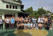 Jakarta, ---- Ketua Asosiasi Floorball Indonesia (Afi) Provinsi Dkj Dr. Misbah Fikrianto Melakukan Sosialisasi Cabang Olah Raga Tersebut Di Smpn 268 Halim Jakarta Timur, Rabu, 23 April 2025. Sosialisasi Melibatkan Berbagai Unsur, Diantaranya, Manajemen Sekolah, Asosiasi Floorball, Klub Rocket Floorball, Ekskul Floorball Smpn 51, Pelatih, Orang Tua, Dan Guru Olahraga. Menurut Misbah, Cabang Olah Floorball Semakin Diminati Generasi Muda, Terutama Pelajar Dan Mahasiswa. Beberapa Sekolah Di Dkj Sudah Menjadikan Floorball Sebagai Olahraga Ekstrakurikulernya. “Upaya Pengembangan Dan Pemasalan Cabang Olahraga Floorball Terus Kami Lakukan. Kali Ini Di Smpn 268 Halim. Alhamdulillah Antusiasme Pelajar Di Sini Cukup Tinggi,” Tutur Misbah. Dalam Melakukan Sosialisasi Tersebut, Misbah Melanjutkan, Afi Provinsi Dkj Berkolaborasi Dengan Berbagai Pihak Sehingga Floorball Menjadi Cabang Olahraga Prestasi Yang Semakin Meluas Dan Diminati. Sementara Itu Wakil Kepala Sekolah Smpn 268 Jafar Shodiq Sahrudin, S.pd Mengatakan Peluang Floorball Menjadi Salah Satu Pilihan Ekstrakurikuler Di Sekolahnya Terbuka Luas Karena Antusiasme Pelajarnya Cukup Tinggi. “Smpn 268 Sangat Berminat Untuk Mengembangkan Olahraga Floorball Ini Dan Menjadi Sebagai Pilihan Ekstrakurikuler. Saya Melihat Antusiasme Siswa Kami Cukup Tinggi,” Tutur Jafar. Hal Sama Juga Dikatakan Guru Olah Raga Smpn 268 Ade Firmanto. “Minat Siswa Tinggi Sekali Padahal Cabang Cabang Olah Raga Ini Baru Diperkenalkan,” Tuturnya. Berkelanjutan Lebih Jauh Ketua Afi Provinsi Dki Dr. Misbah Fikrianto Mengatakan Kegiatan Sosialisasi Dan Latihan Ini Menjadi Terbuka Dan Berkelanjutan, Sesuai Dengan Minat Dan Peluang Yang Ada. Beberapa Sekolah Yang Sudah Dilakukan Sosialisasi, Diantaranya: Smpn 9 Bekasi, Sdit Al Amal, Dan Lainnya. Ia Berharap Kolaborasi Dan Pengembangan Olahraga Floorball Lebih Cepat Dan Terbuka. “Mari Kita Jadikan Floorball Sebagai Cabang Olahraga Prestasi Di Indonesia Dan Asia Tenggara,” Ajaknya. Sebagai Informasi, Lanjut Misbah, Afi Akan Menyelenggarakan Kejuaraan Antar Pelajar Floorball Tahun 2025 Pada Bulan Mei 2025. “Ayo Kita Ikuti Dan Dukung Pelajar Di Indonesia Melalui Pertandingan Floorball,” Tutupnya.