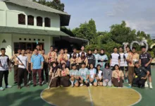 Jakarta, ---- Ketua Asosiasi Floorball Indonesia (AFI) Provinsi DKJ Dr. Misbah Fikrianto melakukan sosialisasi cabang olah raga tersebut di SMPN 268 Halim Jakarta Timur, Rabu, 23 April 2025. Sosialisasi melibatkan berbagai unsur, diantaranya, manajemen sekolah, asosiasi floorball, klub rocket floorball, ekskul floorball SMPN 51, pelatih, orang tua, dan guru olahraga. Menurut Misbah, cabang olah floorball semakin diminati generasi muda, terutama pelajar dan mahasiswa. Beberapa sekolah di DKJ sudah menjadikan floorball sebagai olahraga ekstrakurikulernya. “Upaya pengembangan dan pemasalan cabang olahraga floorball terus kami lakukan. Kali ini di SMPN 268 Halim. Alhamdulillah antusiasme pelajar di sini cukup tinggi,” tutur Misbah. Dalam melakukan sosialisasi tersebut, Misbah melanjutkan, AFI Provinsi DKJ berkolaborasi dengan berbagai pihak sehingga floorball menjadi cabang olahraga prestasi yang semakin meluas dan diminati. Sementara itu Wakil Kepala Sekolah SMPN 268 Jafar Shodiq Sahrudin, S.Pd mengatakan peluang floorball menjadi salah satu pilihan ekstrakurikuler di sekolahnya terbuka luas karena antusiasme pelajarnya cukup tinggi. “SMPN 268 sangat berminat untuk mengembangkan olahraga floorball ini dan menjadi sebagai pilihan ekstrakurikuler. Saya melihat antusiasme siswa kami cukup tinggi,” tutur Jafar. Hal sama juga dikatakan Guru Olah Raga SMPN 268 Ade Firmanto. “Minat siswa tinggi sekali padahal cabang cabang olah raga ini baru diperkenalkan,” tuturnya. Berkelanjutan Lebih jauh Ketua AFI Provinsi DKI Dr. Misbah Fikrianto mengatakan kegiatan sosialisasi dan latihan ini menjadi terbuka dan berkelanjutan, sesuai dengan minat dan peluang yang ada. Beberapa sekolah yang sudah dilakukan sosialisasi, diantaranya: SMPN 9 Bekasi, SDIT Al Amal, dan lainnya. Ia berharap kolaborasi dan pengembangan olahraga floorball lebih cepat dan terbuka. “Mari kita jadikan floorball sebagai cabang olahraga prestasi di Indonesia dan Asia Tenggara,” ajaknya. Sebagai informasi, lanjut Misbah, AFI akan menyelenggarakan Kejuaraan Antar Pelajar Floorball tahun 2025 pada bulan Mei 2025. “Ayo kita ikuti dan dukung pelajar di Indonesia melalui pertandingan floorball,” tutupnya.