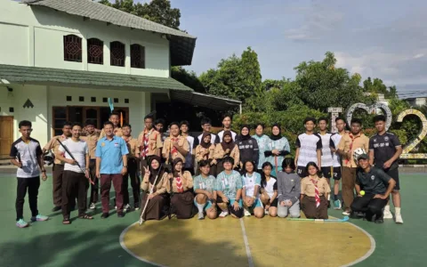Jakarta, ---- Ketua Asosiasi Floorball Indonesia (AFI) Provinsi DKJ Dr. Misbah Fikrianto melakukan sosialisasi cabang olah raga tersebut di SMPN 268 Halim Jakarta Timur, Rabu, 23 April 2025. Sosialisasi melibatkan berbagai unsur, diantaranya, manajemen sekolah, asosiasi floorball, klub rocket floorball, ekskul floorball SMPN 51, pelatih, orang tua, dan guru olahraga. Menurut Misbah, cabang olah floorball semakin diminati generasi muda, terutama pelajar dan mahasiswa. Beberapa sekolah di DKJ sudah menjadikan floorball sebagai olahraga ekstrakurikulernya. “Upaya pengembangan dan pemasalan cabang olahraga floorball terus kami lakukan. Kali ini di SMPN 268 Halim. Alhamdulillah antusiasme pelajar di sini cukup tinggi,” tutur Misbah. Dalam melakukan sosialisasi tersebut, Misbah melanjutkan, AFI Provinsi DKJ berkolaborasi dengan berbagai pihak sehingga floorball menjadi cabang olahraga prestasi yang semakin meluas dan diminati. Sementara itu Wakil Kepala Sekolah SMPN 268 Jafar Shodiq Sahrudin, S.Pd mengatakan peluang floorball menjadi salah satu pilihan ekstrakurikuler di sekolahnya terbuka luas karena antusiasme pelajarnya cukup tinggi. “SMPN 268 sangat berminat untuk mengembangkan olahraga floorball ini dan menjadi sebagai pilihan ekstrakurikuler. Saya melihat antusiasme siswa kami cukup tinggi,” tutur Jafar. Hal sama juga dikatakan Guru Olah Raga SMPN 268 Ade Firmanto. “Minat siswa tinggi sekali padahal cabang cabang olah raga ini baru diperkenalkan,” tuturnya. Berkelanjutan Lebih jauh Ketua AFI Provinsi DKI Dr. Misbah Fikrianto mengatakan kegiatan sosialisasi dan latihan ini menjadi terbuka dan berkelanjutan, sesuai dengan minat dan peluang yang ada. Beberapa sekolah yang sudah dilakukan sosialisasi, diantaranya: SMPN 9 Bekasi, SDIT Al Amal, dan lainnya. Ia berharap kolaborasi dan pengembangan olahraga floorball lebih cepat dan terbuka. “Mari kita jadikan floorball sebagai cabang olahraga prestasi di Indonesia dan Asia Tenggara,” ajaknya. Sebagai informasi, lanjut Misbah, AFI akan menyelenggarakan Kejuaraan Antar Pelajar Floorball tahun 2025 pada bulan Mei 2025. “Ayo kita ikuti dan dukung pelajar di Indonesia melalui pertandingan floorball,” tutupnya.