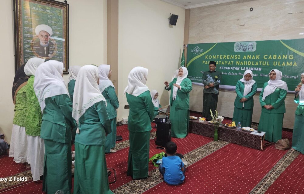 Tangerang - Kalau Sudah Niat Khidmat Di Fatayat Harus Fokus Tidak Boleh Ragu. Demikian Disampaikan Ketua Pimpinan Wilayah Nu Propinsi Banten, Nony Menawati Saat Membuka Konferensi Anak Cabang Fatayat Nu Kecamatan Larangan Kota Tangerang, Sabtu 26/4/2025. Lebih Lanjut Nony Mengatakan Bahwa, Khidmat Di Fatayat Juga Mempunyai Nilai Ibadah. Karena Ada Nilai Ibadah Pengurus Fatayat Harus Yakin Bahwa Jalannya Organisasi Akan Dipermudah Oleh Allah. Seperti Firman Allah Dalam Surat Al Fatihah Ayat 4 Yaitu “Hanya Kepada Allah Saya Menyembah Dan Hanya Kepadamu Lah Saya Minta Pertolongan”. “Kita Harus Yakin Bahwa Jika Khidmat Di Fatayat Juga Mengandung Nilai Ibadah Kita Juga Harus Meyakini Bahwa Jalannya Akan Selalu Dipermudah Dengan Pertolongan Allah,” Ungkap Alumni Ponpes Babussalam Cimone Ini. Sementara Itu, Ketua Mwc Nu Larangan Kyai Arwani Dalam Sambutanya Mengatakan Bahwa, Arti Khidmat Adalah Memberi. Jika Sudah Niat Berkhidmat Di Nu Harus Siap Memberi. Baik Memberi Materi Maupun Non Materi. “Arti Khidmat Adalah Memberi, Jika Menjadi Pengurus Nu Adalah Bagian Dari Khidmat Kita Di Nu Maka Harus Siap Memberi Jika Nu Membutuhkan,” Ujar Santrinya Mbah Sahal Mahfudh Ini. Ketua Karteker Pac Fatayat Nu Larangan Geby Ayu Fadhilah Menyampaikan Bahwa Acara Konferensi Ini Adalah Forum Musyawarah Dalam Rangka Memilih Calon Ketua Pimpinan Anak Cabang Fatayat Nu Larangan Yang Baru. Karena Ketua Yang Lama Sudah Habis Masa Kepengurusannya. Acara Yang Bertempat Di Sekretariat Mwc Nu Larangan Ini Dihadiri Oleh Ketua Mwc Nu Larangan Kyai Arwani, S.th.i., Rois Syuriah Mwc Nu Larangan Kyai Saiful Arif, Sq., Ketua Pac Anshor Larangan M. Muslim, Ketua Ipnu Larangan Angga Cahyo, Ketua Muslimat Nu Ustadzah Siti Munawarah, Ketua Ippnu Larangan Anin Sekardita, Ketua Pagarnusa Larangan Fahrudin Alwiyanto, Dan Segenap Jajaran Pengurus Mwc Nu.