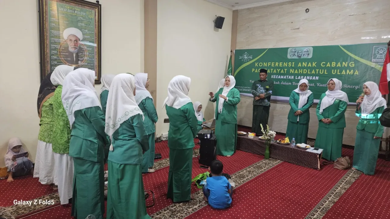 Tangerang - Kalau sudah niat khidmat di Fatayat harus fokus tidak boleh ragu. Demikian disampaikan Ketua Pimpinan Wilayah NU Propinsi Banten, Nony Menawati saat membuka konferensi anak cabang Fatayat NU Kecamatan Larangan Kota Tangerang, Sabtu 26/4/2025. Lebih lanjut Nony mengatakan bahwa, khidmat di fatayat juga mempunyai nilai ibadah. Karena ada nilai ibadah pengurus Fatayat harus yakin bahwa jalannya organisasi akan dipermudah oleh Allah. Seperti firman Allah dalam surat Al Fatihah ayat 4 yaitu “hanya kepada Allah saya menyembah dan hanya kepadamu lah saya minta pertolongan”. “Kita harus yakin bahwa jika khidmat di Fatayat juga mengandung nilai ibadah kita juga harus meyakini bahwa jalannya akan selalu dipermudah dengan pertolongan Allah,” ungkap alumni Ponpes Babussalam Cimone ini. Sementara itu, Ketua MWC NU Larangan Kyai Arwani dalam sambutanya mengatakan bahwa, arti khidmat adalah memberi. Jika sudah niat berkhidmat di NU harus siap memberi. Baik memberi materi maupun non materi. “Arti khidmat adalah memberi, jika menjadi pengurus NU adalah bagian dari khidmat kita di NU maka harus siap memberi jika NU membutuhkan,” ujar santrinya Mbah Sahal Mahfudh ini. Ketua karteker PAC Fatayat NU Larangan Geby Ayu Fadhilah menyampaikan bahwa acara konferensi ini adalah forum musyawarah dalam rangka memilih calon ketua Pimpinan Anak Cabang Fatayat NU Larangan yang baru. Karena ketua yang lama sudah habis masa kepengurusannya. Acara yang bertempat di Sekretariat MWC NU Larangan ini dihadiri oleh Ketua MWC NU Larangan Kyai Arwani, S.Th.I., Rois Syuriah MWC NU Larangan Kyai Saiful Arif, SQ., Ketua PAC Anshor Larangan M. Muslim, Ketua IPNU Larangan Angga Cahyo, Ketua Muslimat NU Ustadzah Siti Munawarah, Ketua IPPNU Larangan Anin Sekardita, Ketua Pagarnusa Larangan Fahrudin Alwiyanto, dan segenap jajaran pengurus MWC NU.