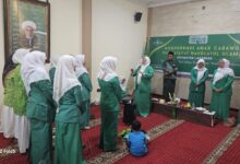 Tangerang - Kalau Sudah Niat Khidmat Di Fatayat Harus Fokus Tidak Boleh Ragu. Demikian Disampaikan Ketua Pimpinan Wilayah Nu Propinsi Banten, Nony Menawati Saat Membuka Konferensi Anak Cabang Fatayat Nu Kecamatan Larangan Kota Tangerang, Sabtu 26/4/2025. Lebih Lanjut Nony Mengatakan Bahwa, Khidmat Di Fatayat Juga Mempunyai Nilai Ibadah. Karena Ada Nilai Ibadah Pengurus Fatayat Harus Yakin Bahwa Jalannya Organisasi Akan Dipermudah Oleh Allah. Seperti Firman Allah Dalam Surat Al Fatihah Ayat 4 Yaitu “Hanya Kepada Allah Saya Menyembah Dan Hanya Kepadamu Lah Saya Minta Pertolongan”. “Kita Harus Yakin Bahwa Jika Khidmat Di Fatayat Juga Mengandung Nilai Ibadah Kita Juga Harus Meyakini Bahwa Jalannya Akan Selalu Dipermudah Dengan Pertolongan Allah,” Ungkap Alumni Ponpes Babussalam Cimone Ini. Sementara Itu, Ketua Mwc Nu Larangan Kyai Arwani Dalam Sambutanya Mengatakan Bahwa, Arti Khidmat Adalah Memberi. Jika Sudah Niat Berkhidmat Di Nu Harus Siap Memberi. Baik Memberi Materi Maupun Non Materi. “Arti Khidmat Adalah Memberi, Jika Menjadi Pengurus Nu Adalah Bagian Dari Khidmat Kita Di Nu Maka Harus Siap Memberi Jika Nu Membutuhkan,” Ujar Santrinya Mbah Sahal Mahfudh Ini. Ketua Karteker Pac Fatayat Nu Larangan Geby Ayu Fadhilah Menyampaikan Bahwa Acara Konferensi Ini Adalah Forum Musyawarah Dalam Rangka Memilih Calon Ketua Pimpinan Anak Cabang Fatayat Nu Larangan Yang Baru. Karena Ketua Yang Lama Sudah Habis Masa Kepengurusannya. Acara Yang Bertempat Di Sekretariat Mwc Nu Larangan Ini Dihadiri Oleh Ketua Mwc Nu Larangan Kyai Arwani, S.th.i., Rois Syuriah Mwc Nu Larangan Kyai Saiful Arif, Sq., Ketua Pac Anshor Larangan M. Muslim, Ketua Ipnu Larangan Angga Cahyo, Ketua Muslimat Nu Ustadzah Siti Munawarah, Ketua Ippnu Larangan Anin Sekardita, Ketua Pagarnusa Larangan Fahrudin Alwiyanto, Dan Segenap Jajaran Pengurus Mwc Nu.