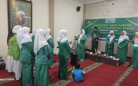 Tangerang - Kalau sudah niat khidmat di Fatayat harus fokus tidak boleh ragu. Demikian disampaikan Ketua Pimpinan Wilayah NU Propinsi Banten, Nony Menawati saat membuka konferensi anak cabang Fatayat NU Kecamatan Larangan Kota Tangerang, Sabtu 26/4/2025. Lebih lanjut Nony mengatakan bahwa, khidmat di fatayat juga mempunyai nilai ibadah. Karena ada nilai ibadah pengurus Fatayat harus yakin bahwa jalannya organisasi akan dipermudah oleh Allah. Seperti firman Allah dalam surat Al Fatihah ayat 4 yaitu “hanya kepada Allah saya menyembah dan hanya kepadamu lah saya minta pertolongan”. “Kita harus yakin bahwa jika khidmat di Fatayat juga mengandung nilai ibadah kita juga harus meyakini bahwa jalannya akan selalu dipermudah dengan pertolongan Allah,” ungkap alumni Ponpes Babussalam Cimone ini. Sementara itu, Ketua MWC NU Larangan Kyai Arwani dalam sambutanya mengatakan bahwa, arti khidmat adalah memberi. Jika sudah niat berkhidmat di NU harus siap memberi. Baik memberi materi maupun non materi. “Arti khidmat adalah memberi, jika menjadi pengurus NU adalah bagian dari khidmat kita di NU maka harus siap memberi jika NU membutuhkan,” ujar santrinya Mbah Sahal Mahfudh ini. Ketua karteker PAC Fatayat NU Larangan Geby Ayu Fadhilah menyampaikan bahwa acara konferensi ini adalah forum musyawarah dalam rangka memilih calon ketua Pimpinan Anak Cabang Fatayat NU Larangan yang baru. Karena ketua yang lama sudah habis masa kepengurusannya. Acara yang bertempat di Sekretariat MWC NU Larangan ini dihadiri oleh Ketua MWC NU Larangan Kyai Arwani, S.Th.I., Rois Syuriah MWC NU Larangan Kyai Saiful Arif, SQ., Ketua PAC Anshor Larangan M. Muslim, Ketua IPNU Larangan Angga Cahyo, Ketua Muslimat NU Ustadzah Siti Munawarah, Ketua IPPNU Larangan Anin Sekardita, Ketua Pagarnusa Larangan Fahrudin Alwiyanto, dan segenap jajaran pengurus MWC NU.