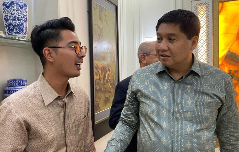Jakarta - Himpunan Pengusaha Pribumi Indonesia (Hippi) Jakarta Selatan Menyatakan Dukungan Penuhnya Terhadap Implementasi Sistem Pembayaran Nasional Indonesia, Yaitu Gerbang Pembayaran Nasional (Gpn) Dan Quick Response Code Indonesian Standard (Qris), Di Tengah Kritik Yang Dilontarkan Oleh Pemerintah Amerika Serikat Dalam Laporan *National Trade Estimate Report On Foreign Trade Barriers 2025*. Merespon Sorotan Amerika Serikat, Ketua Umum Dpc Hippi Jakarta Selatan Periode 2024–2029, Azka Aufary Ramli, Menegaskan Bahwa Kebijakan Gpn Dan Qris Adalah Bentuk Nyata Dari Komitmen Indonesia Untuk Menjaga Kedaulatan Ekonomi Digital Dan Melindungi Kepentingan Nasional. “Qris Dan Gpn Bukan Sekadar Instrumen Transaksi, Melainkan Fondasi Penting Dalam Menjaga Kedaulatan Digital Indonesia Di Era Ekonomi Modern,” Ujar Azka Dalam Keterangan Melalui Siaran Pers Resmi Kepada Media Di Jakarta, Sabtu (26/4/2025). Dalam Laporan Nte 2025 Yang Dirilis Pada 31 Maret 2025, As Mengkritik Kebijakan Bank Indonesia Yang Mewajibkan Pemrosesan Transaksi Domestik Melalui Lembaga Switching Gpn Dan Membatasi Kepemilikan Asing Di Sektor Tersebut. Kritik Ini Muncul Karena Dianggap Berpotensi Menghambat Perusahaan-Perusahaan Pembayaran Asal As. Menanggapi Hal Tersebut, Azka Menekankan Bahwa Sistem Pembayaran Merupakan Infrastruktur Strategis Yang Harus Dikelola Secara Nasional. “Kebijakan Ini Bukan Bentuk Diskriminasi, Melainkan Wujud Dari Upaya Menjaga Kedaulatan Kita Di Sektor Digital,” Tegasnya. Hippi Jakarta Selatan Juga Menyoroti Keberhasilan Qris Yang Telah Digunakan Oleh Lebih Dari 55 Juta Masyarakat Indonesia Dan Kini Terintegrasi Dalam Sistem Pembayaran Lintas Batas Di Kawasan Asean. Menurut Azka, Hal Ini Membuktikan Kapasitas Indonesia Dalam Membangun Solusi Keuangan Yang Inklusif Dan Kompetitif Secara Global. “Kita Terbuka Untuk Dialog Dan Kerja Sama Internasional, Namun Prinsip Kedaulatan Digital Tidak Bisa Ditawar. Sistem Pembayaran Adalah Jantung Dari Ekonomi Digital Kita,” Tambahnya. Azka Menutup Pernyataannya Dengan Menegaskan Bahwa Hippi Akan Terus Mengawal Dan Mendukung Langkah Bank Indonesia Serta Pemerintah Indonesia Dalam Menjaga Kemandirian Sistem Keuangan Nasional. “Qris Bukan Hanya Alat Transaksi, Tetapi Simbol Kemandirian Digital Indonesia Di Tengah Dinamika Geopolitik Dunia,” Pungkasnya.