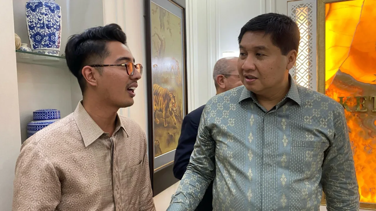 Jakarta - Himpunan Pengusaha Pribumi Indonesia (HIPPI) Jakarta Selatan menyatakan dukungan penuhnya terhadap implementasi sistem pembayaran nasional Indonesia, yaitu Gerbang Pembayaran Nasional (GPN) dan Quick Response Code Indonesian Standard (QRIS), di tengah kritik yang dilontarkan oleh Pemerintah Amerika Serikat dalam laporan *National Trade Estimate Report on Foreign Trade Barriers 2025*. Merespon sorotan Amerika Serikat, Ketua Umum DPC HIPPI Jakarta Selatan periode 2024–2029, Azka Aufary Ramli, menegaskan bahwa kebijakan GPN dan QRIS adalah bentuk nyata dari komitmen Indonesia untuk menjaga kedaulatan ekonomi digital dan melindungi kepentingan nasional. “QRIS dan GPN bukan sekadar instrumen transaksi, melainkan fondasi penting dalam menjaga kedaulatan digital Indonesia di era ekonomi modern,” ujar Azka dalam keterangan melalui siaran pers resmi kepada media di Jakarta, Sabtu (26/4/2025). Dalam laporan NTE 2025 yang dirilis pada 31 Maret 2025, AS mengkritik kebijakan Bank Indonesia yang mewajibkan pemrosesan transaksi domestik melalui lembaga switching GPN dan membatasi kepemilikan asing di sektor tersebut. Kritik ini muncul karena dianggap berpotensi menghambat perusahaan-perusahaan pembayaran asal AS. Menanggapi hal tersebut, Azka menekankan bahwa sistem pembayaran merupakan infrastruktur strategis yang harus dikelola secara nasional. “Kebijakan ini bukan bentuk diskriminasi, melainkan wujud dari upaya menjaga kedaulatan kita di sektor digital,” tegasnya. HIPPI Jakarta Selatan juga menyoroti keberhasilan QRIS yang telah digunakan oleh lebih dari 55 juta masyarakat Indonesia dan kini terintegrasi dalam sistem pembayaran lintas batas di kawasan ASEAN. Menurut Azka, hal ini membuktikan kapasitas Indonesia dalam membangun solusi keuangan yang inklusif dan kompetitif secara global. “Kita terbuka untuk dialog dan kerja sama internasional, namun prinsip kedaulatan digital tidak bisa ditawar. Sistem pembayaran adalah jantung dari ekonomi digital kita,” tambahnya. Azka menutup pernyataannya dengan menegaskan bahwa HIPPI akan terus mengawal dan mendukung langkah Bank Indonesia serta Pemerintah Indonesia dalam menjaga kemandirian sistem keuangan nasional. “QRIS bukan hanya alat transaksi, tetapi simbol kemandirian digital Indonesia di tengah dinamika geopolitik dunia,” pungkasnya.