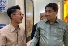 Jakarta - Himpunan Pengusaha Pribumi Indonesia (Hippi) Jakarta Selatan Menyatakan Dukungan Penuhnya Terhadap Implementasi Sistem Pembayaran Nasional Indonesia, Yaitu Gerbang Pembayaran Nasional (Gpn) Dan Quick Response Code Indonesian Standard (Qris), Di Tengah Kritik Yang Dilontarkan Oleh Pemerintah Amerika Serikat Dalam Laporan *National Trade Estimate Report On Foreign Trade Barriers 2025*. Merespon Sorotan Amerika Serikat, Ketua Umum Dpc Hippi Jakarta Selatan Periode 2024–2029, Azka Aufary Ramli, Menegaskan Bahwa Kebijakan Gpn Dan Qris Adalah Bentuk Nyata Dari Komitmen Indonesia Untuk Menjaga Kedaulatan Ekonomi Digital Dan Melindungi Kepentingan Nasional. “Qris Dan Gpn Bukan Sekadar Instrumen Transaksi, Melainkan Fondasi Penting Dalam Menjaga Kedaulatan Digital Indonesia Di Era Ekonomi Modern,” Ujar Azka Dalam Keterangan Melalui Siaran Pers Resmi Kepada Media Di Jakarta, Sabtu (26/4/2025). Dalam Laporan Nte 2025 Yang Dirilis Pada 31 Maret 2025, As Mengkritik Kebijakan Bank Indonesia Yang Mewajibkan Pemrosesan Transaksi Domestik Melalui Lembaga Switching Gpn Dan Membatasi Kepemilikan Asing Di Sektor Tersebut. Kritik Ini Muncul Karena Dianggap Berpotensi Menghambat Perusahaan-Perusahaan Pembayaran Asal As. Menanggapi Hal Tersebut, Azka Menekankan Bahwa Sistem Pembayaran Merupakan Infrastruktur Strategis Yang Harus Dikelola Secara Nasional. “Kebijakan Ini Bukan Bentuk Diskriminasi, Melainkan Wujud Dari Upaya Menjaga Kedaulatan Kita Di Sektor Digital,” Tegasnya. Hippi Jakarta Selatan Juga Menyoroti Keberhasilan Qris Yang Telah Digunakan Oleh Lebih Dari 55 Juta Masyarakat Indonesia Dan Kini Terintegrasi Dalam Sistem Pembayaran Lintas Batas Di Kawasan Asean. Menurut Azka, Hal Ini Membuktikan Kapasitas Indonesia Dalam Membangun Solusi Keuangan Yang Inklusif Dan Kompetitif Secara Global. “Kita Terbuka Untuk Dialog Dan Kerja Sama Internasional, Namun Prinsip Kedaulatan Digital Tidak Bisa Ditawar. Sistem Pembayaran Adalah Jantung Dari Ekonomi Digital Kita,” Tambahnya. Azka Menutup Pernyataannya Dengan Menegaskan Bahwa Hippi Akan Terus Mengawal Dan Mendukung Langkah Bank Indonesia Serta Pemerintah Indonesia Dalam Menjaga Kemandirian Sistem Keuangan Nasional. “Qris Bukan Hanya Alat Transaksi, Tetapi Simbol Kemandirian Digital Indonesia Di Tengah Dinamika Geopolitik Dunia,” Pungkasnya.