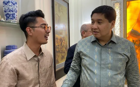 Jakarta - Himpunan Pengusaha Pribumi Indonesia (HIPPI) Jakarta Selatan menyatakan dukungan penuhnya terhadap implementasi sistem pembayaran nasional Indonesia, yaitu Gerbang Pembayaran Nasional (GPN) dan Quick Response Code Indonesian Standard (QRIS), di tengah kritik yang dilontarkan oleh Pemerintah Amerika Serikat dalam laporan *National Trade Estimate Report on Foreign Trade Barriers 2025*. Merespon sorotan Amerika Serikat, Ketua Umum DPC HIPPI Jakarta Selatan periode 2024–2029, Azka Aufary Ramli, menegaskan bahwa kebijakan GPN dan QRIS adalah bentuk nyata dari komitmen Indonesia untuk menjaga kedaulatan ekonomi digital dan melindungi kepentingan nasional. “QRIS dan GPN bukan sekadar instrumen transaksi, melainkan fondasi penting dalam menjaga kedaulatan digital Indonesia di era ekonomi modern,” ujar Azka dalam keterangan melalui siaran pers resmi kepada media di Jakarta, Sabtu (26/4/2025). Dalam laporan NTE 2025 yang dirilis pada 31 Maret 2025, AS mengkritik kebijakan Bank Indonesia yang mewajibkan pemrosesan transaksi domestik melalui lembaga switching GPN dan membatasi kepemilikan asing di sektor tersebut. Kritik ini muncul karena dianggap berpotensi menghambat perusahaan-perusahaan pembayaran asal AS. Menanggapi hal tersebut, Azka menekankan bahwa sistem pembayaran merupakan infrastruktur strategis yang harus dikelola secara nasional. “Kebijakan ini bukan bentuk diskriminasi, melainkan wujud dari upaya menjaga kedaulatan kita di sektor digital,” tegasnya. HIPPI Jakarta Selatan juga menyoroti keberhasilan QRIS yang telah digunakan oleh lebih dari 55 juta masyarakat Indonesia dan kini terintegrasi dalam sistem pembayaran lintas batas di kawasan ASEAN. Menurut Azka, hal ini membuktikan kapasitas Indonesia dalam membangun solusi keuangan yang inklusif dan kompetitif secara global. “Kita terbuka untuk dialog dan kerja sama internasional, namun prinsip kedaulatan digital tidak bisa ditawar. Sistem pembayaran adalah jantung dari ekonomi digital kita,” tambahnya. Azka menutup pernyataannya dengan menegaskan bahwa HIPPI akan terus mengawal dan mendukung langkah Bank Indonesia serta Pemerintah Indonesia dalam menjaga kemandirian sistem keuangan nasional. “QRIS bukan hanya alat transaksi, tetapi simbol kemandirian digital Indonesia di tengah dinamika geopolitik dunia,” pungkasnya.