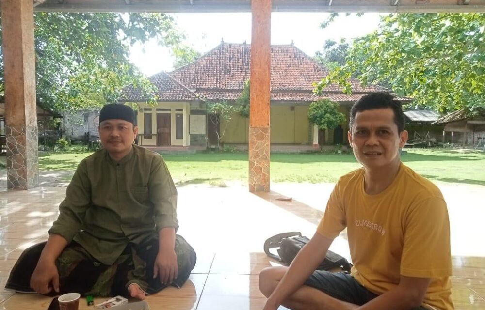 Tanggerang - Mko Bojen Kecamatan Sobang Kabupaten Pandeglang Banten - Beredar Viralnya Video Pengeroyokan Oleh Puluhan Pelaku Di Desa Bojen Kecamatan Sobang Pandeglang Banten, Korban Mahmud Sodik S.h Merupakan Anggota Perhimpunan Advokat Indonesia ( Peradi Otto/Hasibuan ) Cabang Serang Aktif Dengan No Indentitas Advokat Nia: 2403158, Tidak Terima Di Persekusi ( Dikeroyok ) Oleh Para Pelaku, Ia Melaporkan Para Pelaku Pengeroyokan Ke Polda Banten Pada Tanggal 22 April 2025 Dengan Nomor, Lp/B/134/Iv/Spkt Iii.ditreskrimum /2025/Polda Banten, Dugaan Tindak Pidana Pengeroyokan Pasal 170 Kuhp. Video Pengeroyokan Terhadap Advocat Mahmud Sodik S.h Kronologi Kejadian Pada Senin 21 April 2025 Sekitar Pukul 23.00 Wib, Saya ( Mahmud Sodik S.h ) Bersama Istri ( Carinah ) Beserta Anak Perempuan Nya Sedang Mengobrol Di Dalam Rumah, Tiba Tiba Di Datangi Sejumlah Orang Yang Langsung Menggedor Pintu Secara Paksa Serta Mengamuk Ingin Masuk Ke Dalam Rumah Tapi Tak Berhasil Kemudian Mendobrak Pintu. Mereka Merusak Pintu Rumah Serta Jendela Dan Masuk Lewat Jendela Kemudian Langsung Menyerang Saya&Quot;, Ucap Mahmud Sodik Sh. Ibu Carinah Ketika Melihat Saya Di Cekik Oleh 2 Orang, Ia Melepaskan Cekikan Tsb Dgn Menarik Para Pelaku Pencekikan Hingga Terlepas Cekikan Tsb,Namun Kedua Org Tsb Mencelakai Mencekik Tenggorokan Dan Satunya Mempiting Leher Dan Menekuk Kepala Mahmud Sodik Ke Sebelah Kanan Kembali Dan Di Tarik Kembali Oleh Ibu Carinah,Kemudian Ibu Carinah Ikut Di Seret Keluar Melalui Jendela Rumah Dan Di Banting Oleh Para Pelaku Hingga Pingsan Tak Sadarkan Diri, Jelasnya Kepada Awak Media. Jadi Ibu Carinah Di Banting Hingga Pingsan,Bgitu Juga Putri Ibu Carinah Mengejar Mahmud Sodik Sh Yang Disiksa Para Pelaku Kmudian Neng Gita ( Anak ) Pingsan Juga Di Dekat Gorong2 Di Depan Rumah Ibu Carinah Disamping Jalan Desa. Selaku Istri Mahmud Sodik S.h, Ibu Carinah (Istri Sirihnya) Menceritakan , &Quot;Tak Cukup Mencekik Dan Menyiksa Suaminya Di Dalam Rumah, Kaki Suami Saya Juga Di Tarik Hingga Suaminya Terseret Kurang Lebih 70 Meter Keluar Rumah Lewat Jendela, Kemudian Suami Saya Di Pukuli Lagi Hingga Terjatuh Lalu Di Injak Injak.&Quot; Sambungnya. Carinah Menceritakan Sempat Mendorong Mereka Para Pelaku Yang Mencekik Leher Suaminya, Jangan Di Cekik&Quot; Jangan Di Bunuh Suami Saya, Teriak Ibu Carinah. Mahmud Sodik S.h Juga Menceritakan ,Saya Hampir Tidak Bisa Bernapas, Ia Sangat Merasakan Lehernya Dicekik ( Dipiting Lehernya ) Oleh Beberapa Orang Sampai Lantai Dan Kedua Tangannya Di Tarik Kebelakang Juga Kedua Kaki Dan Dari Belakang Tubuhnya Diinjak-Injak Terus Menerus. Badrudin Kades Bojen Bersama Hj.kaswi H.badrudin Selaku Kepala Desa Bojen Membenarkan Kejadian Tersebut Bersama Hj.kaswi&Quot;Itu Di Karenakan Mahmud Sodik Dan Carinah Mengaku Sudah Menikah. Padahal Dari Semenjak Bulan Puasa Kami Meminta Bukti Pernikahannya Tidak Pernah Di Perlihatkan Buktinya. Sehingga Membuat Kemarahan Warga Dan Suami Sah Carinah. Dan Memang Wargi Adalah Suami Sah Nya&Quot; Ungkap Kepala Desa Kepada Awak Media Saat Di Konfirmasi Terkait Persoalan Ini Di Rumahnya Kamis Malam 24 April 2025 Setelah Sholat Magrib Di Samping Kediamannya. Soal Video Yang Viral Yang Beredar, H.badrudin Selaku Kepala Desa Bojen Mengatakan Kepada Awak Media,&Quot;Itu Saya Yang Memvideokan Sendiri Ungkap Nya, Maksud Saya Membuat Video Tersebut Untuk Bukti Atas Kejadian Itu, Penjelasan Kades Bojen H.badrudin Lebih Lanjut. Bukti Surat Cerai Carinah Memang Sudah Berpisah Dengan Wa'I Sedangkan Carinah Saat Di Mintai Keterangan Menjelaskan Kepada Awak Media, &Quot;Saya Sudah Bercerai Dengan Wa'I ( Mantan Suaminya ), Makanya Saya Menikah Dengan Mahmud Sodik S.h&Quot; Ucap Carinah Sambil Menunjukan Surat Akta Cerai ( Surat Kuning ) Dengan Nomor : 0278/Ac/2017/Pa.pdlg Kepada Awak Media.&Quot;Dan Saya Juga Sudah Menunjukan Bukti Pernikahan Siri Yang Di Ketahui Dan Ditandatangani Saksi Serta Kiyai Asep M Saefudin Kepada Rt Taryono. Kiyai Asep M Saefudin Bersama Mahmud Sodik S.h Adapun Wali Dan Penghulu Yang Menikahkan Mahmud Sodik Sh Dengan Carinah Saat Di Mintai Keterangan Oleh Awak Media Kiyai Asep M Saefudin Mengatakan,&Quot;Benar Bahwa Saya Yang Menikahkan Mereka Atas Dasar Wakil Dari Wali Nikah, Yakni Sodara Danu Selaku Kakak Kandung Carinah Itu Seminggu Sebelum Bulan Puasa&Quot;, Ucap Kiyai Asep M Saefudin. Bukti Surat Nikah Siri Yang Dipersoalkan Hasil Visum Rs Bhayangkara Saya Mahmud Sodik S.h Sebagai Advokat Adalah Korban Dari Kebrutalan Mereka Hingga Membuat Anak Istri Saya Trauma Dengan Kejadian Tersebut Meminta Aph Harus Segera Menangkap Para Pelaku Pengeroyokan Saya Sampai Menangkap Siapa Dalang Pelaku Utama Yang Mengerahkan Warga Masyarakat Untuk Merusak Rumah Dan Ingin Menghabisi Nyawa Saya, Sambil Menunjukan Hasil Visum Dari Rumah Sakit Bayangkara Serang Banten Kepada Awak Media.