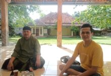 Tanggerang - Mko Bojen Kecamatan Sobang Kabupaten Pandeglang Banten - Beredar Viralnya Video Pengeroyokan Oleh Puluhan Pelaku Di Desa Bojen Kecamatan Sobang Pandeglang Banten, Korban Mahmud Sodik S.h Merupakan Anggota Perhimpunan Advokat Indonesia ( Peradi Otto/Hasibuan ) Cabang Serang Aktif Dengan No Indentitas Advokat Nia: 2403158, Tidak Terima Di Persekusi ( Dikeroyok ) Oleh Para Pelaku, Ia Melaporkan Para Pelaku Pengeroyokan Ke Polda Banten Pada Tanggal 22 April 2025 Dengan Nomor, Lp/B/134/Iv/Spkt Iii.ditreskrimum /2025/Polda Banten, Dugaan Tindak Pidana Pengeroyokan Pasal 170 Kuhp. Video Pengeroyokan Terhadap Advocat Mahmud Sodik S.h Kronologi Kejadian Pada Senin 21 April 2025 Sekitar Pukul 23.00 Wib, Saya ( Mahmud Sodik S.h ) Bersama Istri ( Carinah ) Beserta Anak Perempuan Nya Sedang Mengobrol Di Dalam Rumah, Tiba Tiba Di Datangi Sejumlah Orang Yang Langsung Menggedor Pintu Secara Paksa Serta Mengamuk Ingin Masuk Ke Dalam Rumah Tapi Tak Berhasil Kemudian Mendobrak Pintu. Mereka Merusak Pintu Rumah Serta Jendela Dan Masuk Lewat Jendela Kemudian Langsung Menyerang Saya&Quot;, Ucap Mahmud Sodik Sh. Ibu Carinah Ketika Melihat Saya Di Cekik Oleh 2 Orang, Ia Melepaskan Cekikan Tsb Dgn Menarik Para Pelaku Pencekikan Hingga Terlepas Cekikan Tsb,Namun Kedua Org Tsb Mencelakai Mencekik Tenggorokan Dan Satunya Mempiting Leher Dan Menekuk Kepala Mahmud Sodik Ke Sebelah Kanan Kembali Dan Di Tarik Kembali Oleh Ibu Carinah,Kemudian Ibu Carinah Ikut Di Seret Keluar Melalui Jendela Rumah Dan Di Banting Oleh Para Pelaku Hingga Pingsan Tak Sadarkan Diri, Jelasnya Kepada Awak Media. Jadi Ibu Carinah Di Banting Hingga Pingsan,Bgitu Juga Putri Ibu Carinah Mengejar Mahmud Sodik Sh Yang Disiksa Para Pelaku Kmudian Neng Gita ( Anak ) Pingsan Juga Di Dekat Gorong2 Di Depan Rumah Ibu Carinah Disamping Jalan Desa. Selaku Istri Mahmud Sodik S.h, Ibu Carinah (Istri Sirihnya) Menceritakan , &Quot;Tak Cukup Mencekik Dan Menyiksa Suaminya Di Dalam Rumah, Kaki Suami Saya Juga Di Tarik Hingga Suaminya Terseret Kurang Lebih 70 Meter Keluar Rumah Lewat Jendela, Kemudian Suami Saya Di Pukuli Lagi Hingga Terjatuh Lalu Di Injak Injak.&Quot; Sambungnya. Carinah Menceritakan Sempat Mendorong Mereka Para Pelaku Yang Mencekik Leher Suaminya, Jangan Di Cekik&Quot; Jangan Di Bunuh Suami Saya, Teriak Ibu Carinah. Mahmud Sodik S.h Juga Menceritakan ,Saya Hampir Tidak Bisa Bernapas, Ia Sangat Merasakan Lehernya Dicekik ( Dipiting Lehernya ) Oleh Beberapa Orang Sampai Lantai Dan Kedua Tangannya Di Tarik Kebelakang Juga Kedua Kaki Dan Dari Belakang Tubuhnya Diinjak-Injak Terus Menerus. Badrudin Kades Bojen Bersama Hj.kaswi H.badrudin Selaku Kepala Desa Bojen Membenarkan Kejadian Tersebut Bersama Hj.kaswi&Quot;Itu Di Karenakan Mahmud Sodik Dan Carinah Mengaku Sudah Menikah. Padahal Dari Semenjak Bulan Puasa Kami Meminta Bukti Pernikahannya Tidak Pernah Di Perlihatkan Buktinya. Sehingga Membuat Kemarahan Warga Dan Suami Sah Carinah. Dan Memang Wargi Adalah Suami Sah Nya&Quot; Ungkap Kepala Desa Kepada Awak Media Saat Di Konfirmasi Terkait Persoalan Ini Di Rumahnya Kamis Malam 24 April 2025 Setelah Sholat Magrib Di Samping Kediamannya. Soal Video Yang Viral Yang Beredar, H.badrudin Selaku Kepala Desa Bojen Mengatakan Kepada Awak Media,&Quot;Itu Saya Yang Memvideokan Sendiri Ungkap Nya, Maksud Saya Membuat Video Tersebut Untuk Bukti Atas Kejadian Itu, Penjelasan Kades Bojen H.badrudin Lebih Lanjut. Bukti Surat Cerai Carinah Memang Sudah Berpisah Dengan Wa'I Sedangkan Carinah Saat Di Mintai Keterangan Menjelaskan Kepada Awak Media, &Quot;Saya Sudah Bercerai Dengan Wa'I ( Mantan Suaminya ), Makanya Saya Menikah Dengan Mahmud Sodik S.h&Quot; Ucap Carinah Sambil Menunjukan Surat Akta Cerai ( Surat Kuning ) Dengan Nomor : 0278/Ac/2017/Pa.pdlg Kepada Awak Media.&Quot;Dan Saya Juga Sudah Menunjukan Bukti Pernikahan Siri Yang Di Ketahui Dan Ditandatangani Saksi Serta Kiyai Asep M Saefudin Kepada Rt Taryono. Kiyai Asep M Saefudin Bersama Mahmud Sodik S.h Adapun Wali Dan Penghulu Yang Menikahkan Mahmud Sodik Sh Dengan Carinah Saat Di Mintai Keterangan Oleh Awak Media Kiyai Asep M Saefudin Mengatakan,&Quot;Benar Bahwa Saya Yang Menikahkan Mereka Atas Dasar Wakil Dari Wali Nikah, Yakni Sodara Danu Selaku Kakak Kandung Carinah Itu Seminggu Sebelum Bulan Puasa&Quot;, Ucap Kiyai Asep M Saefudin. Bukti Surat Nikah Siri Yang Dipersoalkan Hasil Visum Rs Bhayangkara Saya Mahmud Sodik S.h Sebagai Advokat Adalah Korban Dari Kebrutalan Mereka Hingga Membuat Anak Istri Saya Trauma Dengan Kejadian Tersebut Meminta Aph Harus Segera Menangkap Para Pelaku Pengeroyokan Saya Sampai Menangkap Siapa Dalang Pelaku Utama Yang Mengerahkan Warga Masyarakat Untuk Merusak Rumah Dan Ingin Menghabisi Nyawa Saya, Sambil Menunjukan Hasil Visum Dari Rumah Sakit Bayangkara Serang Banten Kepada Awak Media.