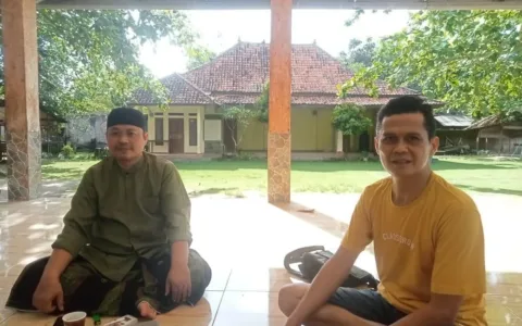 Tanggerang - MKO Bojen Kecamatan Sobang Kabupaten Pandeglang Banten - Beredar Viralnya Video Pengeroyokan oleh puluhan pelaku di Desa Bojen Kecamatan Sobang Pandeglang Banten, korban Mahmud Sodik S.H Merupakan anggota perhimpunan advokat Indonesia ( PERADI OTTO/HASIBUAN ) Cabang Serang Aktif dengan No Indentitas Advokat NIA: 2403158, tidak terima di persekusi ( dikeroyok ) oleh para pelaku, Ia melaporkan para pelaku pengeroyokan ke Polda Banten pada tanggal 22 April 2025 dengan nomor, LP/B/134/IV/SPKT III.DITRESKRIMUM /2025/Polda Banten, dugaan Tindak pidana pengeroyokan Pasal 170 KUHP. Video Pengeroyokan Terhadap Advocat Mahmud Sodik S.H Kronologi kejadian pada Senin 21 April 2025 sekitar pukul 23.00 wib, Saya ( Mahmud Sodik S.H ) bersama istri ( Carinah ) beserta anak perempuan nya sedang mengobrol di dalam rumah, tiba tiba di datangi sejumlah orang yang langsung menggedor pintu secara paksa serta mengamuk ingin masuk ke dalam rumah tapi tak berhasil kemudian mendobrak Pintu. Mereka merusak pintu rumah serta jendela dan masuk lewat jendela kemudian langsung menyerang saya", ucap Mahmud Sodik SH. ibu carinah ketika melihat saya di cekik oleh 2 orang, ia melepaskan cekikan tsb dgn menarik para pelaku pencekikan hingga terlepas cekikan tsb,namun kedua org tsb mencelakai mencekik tenggorokan dan satunya mempiting leher dan menekuk kepala Mahmud Sodik ke sebelah kanan kembali dan di tarik kembali oleh ibu carinah,kemudian ibu carinah ikut di seret keluar melalui jendela rumah dan di banting oleh para pelaku hingga pingsan tak sadarkan diri, Jelasnya kepada Awak Media. Jadi ibu carinah di banting hingga pingsan,bgitu juga putri ibu carinah mengejar Mahmud Sodik SH yang disiksa para pelaku kmudian neng Gita ( anak ) pingsan juga di dekat gorong2 di depan rumah ibu carinah disamping jalan desa. Selaku istri Mahmud Sodik S.H, ibu Carinah (istri sirihnya) menceritakan , "Tak cukup mencekik dan menyiksa suaminya di dalam rumah, Kaki suami saya juga di tarik hingga suaminya terseret kurang lebih 70 meter keluar rumah lewat jendela, kemudian suami saya di pukuli lagi hingga terjatuh lalu di injak injak." Sambungnya. Carinah menceritakan sempat mendorong mereka para pelaku yang mencekik leher suaminya, jangan di cekik" jangan di bunuh suami saya, teriak ibu Carinah. Mahmud Sodik S.H juga menceritakan ,Saya hampir tidak bisa bernapas, Ia sangat merasakan lehernya dicekik ( dipiting lehernya ) oleh beberapa orang sampai lantai dan kedua tangannya di tarik kebelakang juga kedua kaki dan dari belakang tubuhnya diinjak-injak terus menerus. Badrudin Kades Bojen Bersama Hj.Kaswi H.Badrudin selaku kepala desa bojen membenarkan kejadian tersebut bersama Hj.Kaswi"itu di karenakan Mahmud Sodik dan Carinah mengaku sudah menikah. Padahal dari semenjak bulan puasa kami meminta bukti pernikahannya tidak pernah di perlihatkan buktinya. Sehingga membuat kemarahan warga dan suami sah carinah. Dan memang Wargi adalah suami sah nya" ungkap kepala desa kepada Awak Media saat di konfirmasi terkait persoalan ini di rumahnya kamis malam 24 April 2025 setelah sholat magrib di samping kediamannya. Soal video yang viral yang beredar, H.Badrudin selaku Kepala Desa Bojen mengatakan kepada Awak Media,"Itu saya yang memvideokan sendiri ungkap nya, Maksud saya membuat video tersebut untuk Bukti atas kejadian itu, penjelasan Kades Bojen H.Badrudin lebih lanjut. Bukti Surat Cerai Carinah Memang Sudah Berpisah Dengan Wa'i Sedangkan Carinah saat di mintai keterangan menjelaskan kepada Awak Media, "Saya sudah BERCERAI dengan Wa'i ( mantan suaminya ), makanya saya menikah dengan Mahmud Sodik S.H" ucap Carinah sambil menunjukan Surat Akta Cerai ( Surat Kuning ) dengan nomor : 0278/AC/2017/PA.Pdlg Kepada Awak Media."Dan saya juga sudah menunjukan BUKTI pernikahan Siri yang di ketahui dan ditandatangani saksi serta Kiyai Asep M saefudin kepada RT Taryono. Kiyai Asep M saefudin Bersama Mahmud Sodik S.H Adapun Wali dan Penghulu yang menikahkan Mahmud Sodik SH dengan Carinah saat di mintai keterangan oleh Awak Media Kiyai Asep M saefudin mengatakan,"Benar bahwa saya yang MENIKAHKAN mereka Atas Dasar Wakil dari wali Nikah, yakni sodara Danu selaku Kakak Kandung Carinah itu seminggu sebelum bulan puasa", ucap kiyai Asep M saefudin. Bukti Surat Nikah Siri Yang Dipersoalkan Hasil Visum RS Bhayangkara Saya Mahmud Sodik S.H sebagai Advokat adalah Korban dari KEBRUTALAN mereka hingga membuat Anak Istri saya Trauma dengan kejadian tersebut meminta APH harus segera menangkap para pelaku Pengeroyokan saya sampai menangkap siapa Dalang Pelaku Utama yang MENGERAHKAN warga Masyarakat untuk merusak rumah dan ingin MENGHABISI NYAWA Saya, sambil menunjukan hasil Visum dari rumah sakit bayangkara Serang Banten kepada Awak Media.