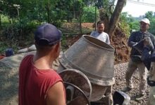 Bangun Jalan Poros Kabupaten, Warga Medong Kompak Lakukan Kerja Bakti Swadaya
