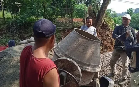 Bangun Jalan Poros Kabupaten, Warga Medong Kompak Lakukan Kerja Bakti Swadaya