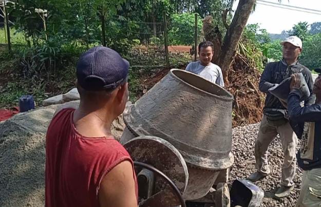 Bangun Jalan Poros Kabupaten, Warga Medong Kompak Lakukan Kerja Bakti Swadaya