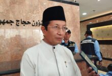 Jakarta - Menteri Agama Nasaruddin Umar Mengimbau Jemaah Untuk Tidak Memaksakan Diri Ke Arab Saudi Tanpa Visa Haji. Menag Juga Minta Jemaah Tidak Tergiur Dengan Beragam Iming-Iming Oknum Yang Menjanjikan Saat Ini Bisa Ke Makkah Tanpa Visa Haji. “Saya Mengimbau Kepada Calon Jemaah Haji Non Reguler Tidak Formal, Lebih Baik Berpikir. Sebab, Saudi Arabia Tahun Ini Super Ketat. Super Super Ketat,” Tegas Menag Nasaruddin Umar Di Makkah, Selasa (29/4/2025). “(Saat Ini), Tanpa Visa Haji Tidak Boleh Masuk Haram. Anda Lihat Kan Memasuki Haram Tanpa Visa Haji Tidak Boleh. Kalau Umrah, Saat Ini Bukan Waktunya Untuk Umrah. Turun Dari Bus Dijemput. Kalau Tidak Ada Visa Haji Disuruh Kembali,” Sambung Menag. Menag Bertolak Ke Arab Saudi Pada 26 April Untuk Mengikuti Konferensi Lembaga Hadis Binaan Raja Salman Di Madinah. Usai Mengikuti Konferensi, Menag Menuju Ke Makkah Untuk Umrah Sekaligus Menyapa Dan Memberi Pesan Kepada Para Petugas Penyelenggara Ibadah Haji (Ppih) Arab Saudi Yang Baru Tiba Di Makkah. “Masjidil Haram Tadi Malam Kosong, Orang Semuanya Bisa Mencium Kabah Karena Tidak Ada Orang Umrah Lagi. Sudah Tidak Ada (Jemaah) Umrah Masuk. Semua Yang Bisa Masuk Adalah Visa Haji,” Paparnya. “Saya Mengimbau Kepada Seluruh Jemaah, Mungkin Ada Yang Menjanjikan Bisa Berhaji (Tanpa Visa Haji), Lebih Baik Menghindari Dari Pada Nanti Terlunta-Lunta Nasibnya Di Sini. Dioper Ke Sana Ke Mari, Pesawat Mau Pulang Juga Tidak Ada Lagi, Hotel Sudah Penuh Semua, Akhirnya Terlantar Di Sini,” Sambungnya. “Tahun Lalu Beda Dengan Tahun Ini. Sangat Super Ketat. Jadi Lebih Baik Menghindari Kemudaratan Yang Bisa Terjadi. Kita Niatnya Mencari Kepuasan Batin Malah Justru Memetik Dosa Karena Mengutuk Semuanya Orang,” Tegasnya Lagi. Kepada Jemaah Yang Diberi Kesempatan Berangkat Haji Tahun Ini, Menag Berpesan Agar Dapat Menjalankan Ibadah Dengan Baik. Sebab, Kesempatan Untuk Kembali Menunaikan Ibadah Haji Belum Tentu Ada. “Orang Yang (Tahun Ini) Dipanggil Allah Melalui Jemaah Haji Yang Formal Ini, Bersungguh-Sungguhlah Dalam Melakukan Ibadah Dengan Baik. Sebab, Belum Tentu Bisa Berhaji Lagi Di Masa Yang Akan Datang Karena Harus Menunggu 48 Tahun,” Tandasnya.