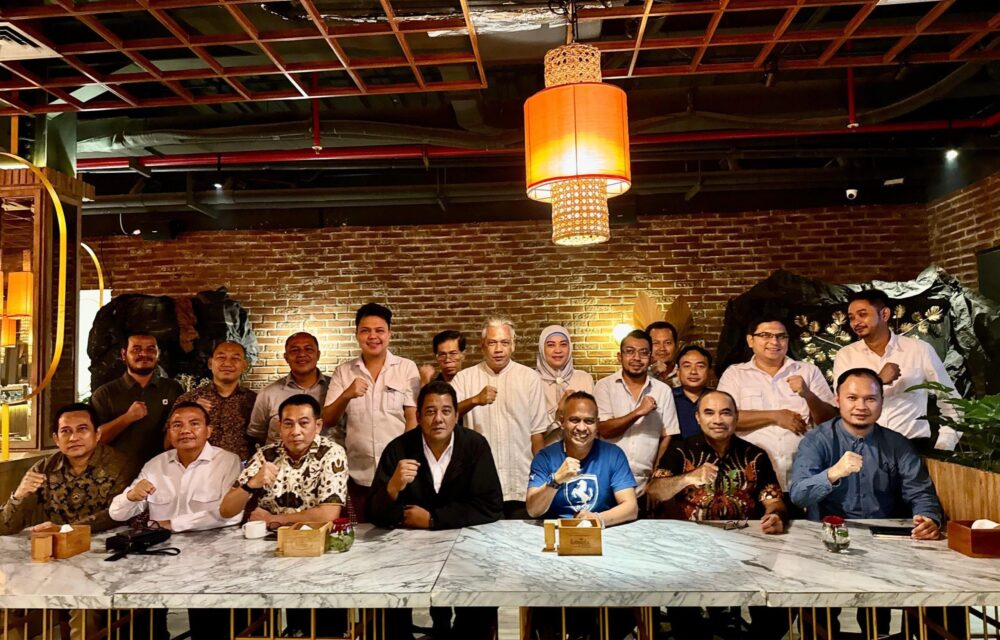 Jakarta - Kami Dari Berbagai Eksponen Gerakan Mahasiswa 1998 Dari Berbagai Kampus Dan Kota Serta Mantan Aktivis Kelompok Cipayung, Sebut Saja “Roundtable 98 Cipayung”, Sebuah Forum Diskusi Meja Bundar Informal Yang Dilakukan Rutin Untuk Mengawal Terwujudnya Cita Cita Indonesia Emas, Adil, Sejahtera Dan Moderen Untuk Seluruh Rakyat Indonesia Berdasarkan Cita Proklamasi 1945, Pancasila Dan Uud 1945. Kami Menyampaikan Beberapa Pandangangan Terkait Peringatan Mayday Yang Rencananya Akan Dihadiri Oleh Presiden Prabowo: Pertama, Peristiwa Mayday Adalah Salah Satu Pencapaian Sejarah Umat Manusia Dalam Perjuangan Mewujudkan Kesejahteraan Dan Keadilan. Peristiwa Ini Patut Dirayakan Sebagai Pengingat Kepada Semua Orang Bahwa Kesejahteraan Adalah Buah Dari Sebuah Perjuangan Yang Dibangun Di Atas Dasar Persatuan. Kedua, Mayday Patut Juga Diperingati Karena Sejarah Lahirnya Juga Selaras Dengan Tujuan Berbangsa Dan Bernegara Indonesia Seperti Yang Tertulis Dalam Pembukaan Uud 1945, “Melindungi Segenap Bangsa Indonesia Dan Seluruh Tumpah Darah Indonesia, Memajukan Kesejahteraan Umum, Mencerdaskan Kehidupan Bangsa, Dan Ikut Serta Dalam Melaksanakan Ketertiban Dunia Yang Berdasarkan Kemerdekaan, Perdamaian Abadi, Dan Keadilan Sosial.” Ketiga, Kami Menyampaikan Apresiasi Yang Sangat Tinggi Atas Kehadiran Presiden Prabowo Dalam Agenda Peringatan Mayday 2025 Yang Dipusatkan Monas Jakarta Pada Kamis 1 Mei 2025. Apresiasi Ini Kami Sampaikan Karena Hanya Ada Dua Presiden Ri Yang Hadir Pada Peringatan Mayday, Yaitu Presiden Soekarno Dan Presiden Prabowo. Bagi Kami Peristiwa Ini Adalah Momentum Dalam Mempersatukan Rakyat Mencapai Indonesia Maju, Moderen, Adil Dan Sejahtera. Keempat, Menurut Pandangan Kami Kehadiran Presiden Prabowo Adalah Wujud Nyata Perhatian Dan Komitmen Keberpihakan Terhadap Perjuangan Kaum Buruh. Presiden Prabowo Subianto Telah Sangat Tanggap Untuk Merespon Situasi Saat Ini, Dan Telah Menunjukkan Keterbukaan Terhadap Partisipasi Kaum Buruh Untuk Bersama-Sama Menjawab Tantangan Guncangan Ekonomi Global, Keputusan Untuk Membentuk Satgas Perlindungan Phk Adalah Jawaban Komprehensif Pemerintah Untuk Perlindungan Optimal Pekerja Indonesia Dari Ancaman Phk Tetapi Juga Sekaligus Tindakan Untuk Melindungi Industri Nasional Agar Dapat Bertahan Dari Hantaman Krisis. Kelima, Kami Menyampaikan Apresiasi Yang Tinggi Terhadap Kedewasaan Pimpinan Seluruh Serikat Pekerja Yang Sungguh Menyadari Pentingnya Persatuan Nasional Dalam Menghadapi Guncangan Geopolitik Dan Ketidakpastian Global. Seruan Pimpinan Serikat Pekerja Kepada Seluruh Kaum Buruh Untuk Bersatu Dan Bekerjasama Antar Sesama Kaum Buruh Dan Antar Kaum Buruh Dengan Pemerintah Dalam Memperingati May Day Adalah Langkah Tepat Yang Patut Kita Apresiasi. Kaum Buruh Telah Menjadi Teladan Dalam Mempelopori Membangun Persatuan Nasional. Keenam, Kami Percaya Kaum Buruh Di Seluruh Indonesia Yang Memperingati May Day Akan Menyelenggarakan Dengan Cara-Cara Yang Damai, Kreatif, Terpimpin Dan Terorganisir.  Ketujuh, Kami Yakin Perjuangan Kaum Buruh Sejalan Dengan Kehendak Dari Pemerintahan Prabowo Untuk Mengubah Nasib Kaum Buruh Dan Seluruh Rakyat Indonesia Ke Arah Yang Lebih Baik. Karena Itu Kami Yakin Kepala Daerah Akan Merespon Poistif Peringatan Mayday Sebagaimana Yang Dilakukan Oleh Presiden Prabowo. Ketujuh, Kami Yakin Petugas Polri Maupun Tni, Yang Ditugaskan Untuk Mengawal Peringatan May Day Menggunakan Cara Cara Persuasif Dan Humanis. Kami Sangat Tekankan Agar Jangan Sampai Ada Respon Yang Mengarah Pada Tindakan Kekerasan Dan Represif. Kami Tekankan Agar Pertugas Keamanan Tetap Mengedankan Cara-Cara Dialogis Dalam Mengatasi Setiap Dinamika Yang Berkembang Di Saat Berlangsung Peringatan Mayday Di Berbagai Daerah. Demikian Pandangan Ini Kami Sampaikan, Semoga Cita Cita Kaum Buruh Dan Cita Cita Seluruh Rakyat Indonesia Untuk Mewujukan Kehidupan Yang Lebih Adil Dan Sejahtera Dapat Diwujudkan. Selamat Memperingati Mayday! Narahubung: Wahab Talaohu - 0811 115 557 David Pajung - 0812 9066 1792 Akhmad Gojali Harahap - 0812 8629 111 Haris Rusly Moti - 0811 1716 499 Dr. Sutomo - 0819 3503 2000 Achmad Suhawi - 0818 137 171 Roundtable 98 Cipayung: 1. Haris Rusly Moti (Eksponen Gerakan Mahasiswa 98 Yogyakarta) 2. Wahab Talaohu (Aktivis Famred 98) 3. Sangap Surbakti (Aktivis Forkot 98) 4. David Pajung (Aktivis Gmki 98) 5. Supriyanto (Aktivis Uii Yogyakarta 98) 6. Eli Salomo Sinaga (Aktivis Mahasiswa 98 Jakarta) 7. Akhmad Gojali Harahap (Aktivis 98 Pmii) 8. Anto Kusumayuda (Aktivis 1998) 9. Sulaiman Haikal (Aktivis Mahasiswa 98 Jakarta) 10. Wignyo Prasetyo (Aktivis Mahasiswa 98 Jakarta) 11. Gigih Guntoro (Aktivis Mahasiswa 98 Jawa Timur) 12. Urai Zulhendri (Eksponen Gerakan Mahasiswa Ui) 13. Rahman Toha (Mantan Presiden Mahasiswa Ugm &Amp; Mantan Ketua Umum Kammi) 14. Achmad Suhawi (Aktivis 98 Gmni) 15. Ahmad Kailani (Aktivis 98, Mantan Ketua Umum Pb Pii) 16. Dr. Sutomo (Alumni Hmi) 17. Thurman Simanjuntak (Aktivis) 18. Hendarsam Marantoko (Aktivis &Amp; Praktisi Hukum) 19. Bungas T. Fernando Duling (Aktivis Mahasiswa 98 Jakarta) 20. Lisman Hasibuan (Aktivis Mahasiswa) 21. Revitriyoso Husodo (Aktivis 98) 22. David Herson (Aktivis Milenial &Amp; Gen Z) 23. Khalid Zabidi (Aktivis 98 Itb) 24. ⁠Panel Barus (Eksponen Gerakan Mahasiswa) 25. ⁠Donny Istiyanto Mahdi (Aktivis 98 Surabaya) 26. ⁠Fernando Rorimpandey (Aktivis 98 Trisakti) 27. Jhohannes Marbun (Aktivis Mahasiswa Yogyakarta) 28. Michael Umbas (Aktivis Gerakan Arus Bawah) 29. Dr. Kun Nurachadijat (Aktivis Mahasiswa 98 Ui) 30. Samuel Nitisaputra (Mantan Gmki Dan Aktivis 98 Surabaya)