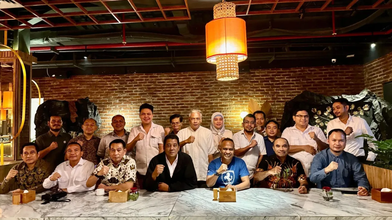 Jakarta - Kami dari berbagai eksponen gerakan mahasiswa 1998 dari berbagai kampus dan kota serta mantan aktivis kelompok Cipayung, sebut saja “Roundtable 98 Cipayung”, sebuah forum diskusi meja bundar informal yang dilakukan rutin untuk mengawal terwujudnya cita cita Indonesia emas, adil, sejahtera dan moderen untuk seluruh rakyat Indonesia berdasarkan cita Proklamasi 1945, Pancasila dan UUD 1945. Kami menyampaikan beberapa pandangangan terkait peringatan Mayday yang rencananya akan dihadiri oleh Presiden Prabowo: Pertama, Peristiwa Mayday adalah salah satu pencapaian sejarah umat manusia dalam perjuangan mewujudkan kesejahteraan dan keadilan. Peristiwa ini patut dirayakan sebagai pengingat kepada semua orang bahwa kesejahteraan adalah buah dari sebuah perjuangan yang dibangun di atas dasar persatuan. Kedua, Mayday patut juga diperingati karena sejarah lahirnya juga selaras dengan tujuan berbangsa dan bernegara Indonesia seperti yang tertulis dalam Pembukaan UUD 1945, “melindungi segenap bangsa Indonesia dan seluruh tumpah darah Indonesia, memajukan kesejahteraan umum, mencerdaskan kehidupan bangsa, dan ikut serta dalam melaksanakan ketertiban dunia yang berdasarkan kemerdekaan, perdamaian abadi, dan keadilan sosial.” Ketiga, kami menyampaikan apresiasi yang sangat tinggi atas kehadiran Presiden Prabowo dalam agenda peringatan Mayday 2025 yang dipusatkan Monas Jakarta pada Kamis 1 Mei 2025. Apresiasi ini kami sampaikan karena hanya ada dua Presiden RI yang hadir pada peringatan Mayday, yaitu Presiden Soekarno dan Presiden Prabowo. Bagi kami peristiwa ini adalah momentum dalam mempersatukan rakyat mencapai Indonesia maju, moderen, adil dan sejahtera. Keempat, menurut pandangan kami kehadiran Presiden Prabowo adalah wujud nyata perhatian dan komitmen keberpihakan terhadap perjuangan kaum buruh. Presiden Prabowo Subianto telah sangat tanggap untuk merespon situasi saat ini, dan telah menunjukkan keterbukaan terhadap partisipasi kaum buruh untuk bersama-sama menjawab tantangan guncangan ekonomi global, keputusan untuk membentuk SATGAS Perlindungan PHK adalah jawaban komprehensif pemerintah untuk perlindungan optimal pekerja Indonesia dari ancaman PHK tetapi juga sekaligus tindakan untuk melindungi industri nasional agar dapat bertahan dari hantaman krisis. Kelima, kami menyampaikan apresiasi yang tinggi terhadap kedewasaan pimpinan seluruh serikat pekerja yang sungguh menyadari pentingnya persatuan nasional dalam menghadapi guncangan geopolitik dan ketidakpastian global. Seruan pimpinan serikat pekerja kepada seluruh kaum buruh untuk bersatu dan bekerjasama antar sesama kaum buruh dan antar kaum buruh dengan pemerintah dalam memperingati May Day adalah langkah tepat yang patut kita apresiasi. Kaum buruh telah menjadi teladan dalam mempelopori membangun persatuan nasional. Keenam, kami percaya kaum buruh di seluruh Indonesia yang memperingati May Day akan menyelenggarakan dengan cara-cara yang damai, kreatif, terpimpin dan terorganisir.  Ketujuh, kami yakin perjuangan kaum buruh sejalan dengan kehendak dari Pemerintahan Prabowo untuk mengubah nasib kaum buruh dan seluruh rakyat Indonesia ke arah yang lebih baik. Karena itu kami yakin Kepala Daerah akan merespon poistif peringatan Mayday sebagaimana yang dilakukan oleh Presiden Prabowo. Ketujuh, kami yakin petugas Polri maupun TNI, yang ditugaskan untuk mengawal peringatan May Day menggunakan cara cara persuasif dan humanis. Kami sangat tekankan agar jangan sampai ada respon yang mengarah pada tindakan kekerasan dan represif. Kami tekankan agar pertugas keamanan tetap mengedankan cara-cara dialogis dalam mengatasi setiap dinamika yang berkembang di saat berlangsung peringatan Mayday di berbagai daerah. Demikian pandangan ini kami sampaikan, semoga cita cita kaum buruh dan cita cita seluruh rakyat Indonesia untuk mewujukan kehidupan yang lebih adil dan sejahtera dapat diwujudkan. Selamat Memperingati Mayday! Narahubung: Wahab Talaohu - 0811 115 557 David Pajung - 0812 9066 1792 Akhmad Gojali Harahap - 0812 8629 111 Haris Rusly Moti - 0811 1716 499 Dr. Sutomo - 0819 3503 2000 Achmad Suhawi - 0818 137 171 Roundtable 98 Cipayung: 1. Haris Rusly Moti (Eksponen Gerakan Mahasiswa 98 Yogyakarta) 2. Wahab Talaohu (Aktivis FAMRED 98) 3. Sangap Surbakti (Aktivis FORKOT 98) 4. David Pajung (Aktivis GMKI 98) 5. Supriyanto (Aktivis UII Yogyakarta 98) 6. Eli Salomo Sinaga (Aktivis Mahasiswa 98 Jakarta) 7. Akhmad Gojali Harahap (Aktivis 98 PMII) 8. Anto Kusumayuda (Aktivis 1998) 9. Sulaiman Haikal (Aktivis Mahasiswa 98 Jakarta) 10. Wignyo Prasetyo (Aktivis Mahasiswa 98 Jakarta) 11. Gigih Guntoro (Aktivis Mahasiswa 98 Jawa Timur) 12. Urai Zulhendri (Eksponen Gerakan Mahasiswa UI) 13. Rahman Toha (Mantan Presiden Mahasiswa UGM & mantan Ketua Umum KAMMI) 14. Achmad Suhawi (Aktivis 98 GMNI) 15. Ahmad Kailani (Aktivis 98, mantan Ketua Umum PB PII) 16. Dr. Sutomo (Alumni HMI) 17. Thurman Simanjuntak (Aktivis) 18. Hendarsam Marantoko (Aktivis & Praktisi Hukum) 19. Bungas T. Fernando Duling (Aktivis Mahasiswa 98 Jakarta) 20. Lisman Hasibuan (Aktivis Mahasiswa) 21. Revitriyoso Husodo (Aktivis 98) 22. David Herson (Aktivis Milenial & Gen Z) 23. Khalid Zabidi (Aktivis 98 ITB) 24. ⁠Panel Barus (Eksponen Gerakan Mahasiswa) 25. ⁠Donny Istiyanto Mahdi (Aktivis 98 Surabaya) 26. ⁠Fernando Rorimpandey (Aktivis 98 Trisakti) 27. Jhohannes Marbun (Aktivis Mahasiswa Yogyakarta) 28. Michael Umbas (Aktivis Gerakan Arus Bawah) 29. Dr. Kun Nurachadijat (Aktivis Mahasiswa 98 UI) 30. Samuel Nitisaputra (mantan GMKI dan Aktivis 98 Surabaya)