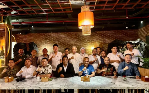 Jakarta - Kami dari berbagai eksponen gerakan mahasiswa 1998 dari berbagai kampus dan kota serta mantan aktivis kelompok Cipayung, sebut saja “Roundtable 98 Cipayung”, sebuah forum diskusi meja bundar informal yang dilakukan rutin untuk mengawal terwujudnya cita cita Indonesia emas, adil, sejahtera dan moderen untuk seluruh rakyat Indonesia berdasarkan cita Proklamasi 1945, Pancasila dan UUD 1945. Kami menyampaikan beberapa pandangangan terkait peringatan Mayday yang rencananya akan dihadiri oleh Presiden Prabowo: Pertama, Peristiwa Mayday adalah salah satu pencapaian sejarah umat manusia dalam perjuangan mewujudkan kesejahteraan dan keadilan. Peristiwa ini patut dirayakan sebagai pengingat kepada semua orang bahwa kesejahteraan adalah buah dari sebuah perjuangan yang dibangun di atas dasar persatuan. Kedua, Mayday patut juga diperingati karena sejarah lahirnya juga selaras dengan tujuan berbangsa dan bernegara Indonesia seperti yang tertulis dalam Pembukaan UUD 1945, “melindungi segenap bangsa Indonesia dan seluruh tumpah darah Indonesia, memajukan kesejahteraan umum, mencerdaskan kehidupan bangsa, dan ikut serta dalam melaksanakan ketertiban dunia yang berdasarkan kemerdekaan, perdamaian abadi, dan keadilan sosial.” Ketiga, kami menyampaikan apresiasi yang sangat tinggi atas kehadiran Presiden Prabowo dalam agenda peringatan Mayday 2025 yang dipusatkan Monas Jakarta pada Kamis 1 Mei 2025. Apresiasi ini kami sampaikan karena hanya ada dua Presiden RI yang hadir pada peringatan Mayday, yaitu Presiden Soekarno dan Presiden Prabowo. Bagi kami peristiwa ini adalah momentum dalam mempersatukan rakyat mencapai Indonesia maju, moderen, adil dan sejahtera. Keempat, menurut pandangan kami kehadiran Presiden Prabowo adalah wujud nyata perhatian dan komitmen keberpihakan terhadap perjuangan kaum buruh. Presiden Prabowo Subianto telah sangat tanggap untuk merespon situasi saat ini, dan telah menunjukkan keterbukaan terhadap partisipasi kaum buruh untuk bersama-sama menjawab tantangan guncangan ekonomi global, keputusan untuk membentuk SATGAS Perlindungan PHK adalah jawaban komprehensif pemerintah untuk perlindungan optimal pekerja Indonesia dari ancaman PHK tetapi juga sekaligus tindakan untuk melindungi industri nasional agar dapat bertahan dari hantaman krisis. Kelima, kami menyampaikan apresiasi yang tinggi terhadap kedewasaan pimpinan seluruh serikat pekerja yang sungguh menyadari pentingnya persatuan nasional dalam menghadapi guncangan geopolitik dan ketidakpastian global. Seruan pimpinan serikat pekerja kepada seluruh kaum buruh untuk bersatu dan bekerjasama antar sesama kaum buruh dan antar kaum buruh dengan pemerintah dalam memperingati May Day adalah langkah tepat yang patut kita apresiasi. Kaum buruh telah menjadi teladan dalam mempelopori membangun persatuan nasional. Keenam, kami percaya kaum buruh di seluruh Indonesia yang memperingati May Day akan menyelenggarakan dengan cara-cara yang damai, kreatif, terpimpin dan terorganisir.  Ketujuh, kami yakin perjuangan kaum buruh sejalan dengan kehendak dari Pemerintahan Prabowo untuk mengubah nasib kaum buruh dan seluruh rakyat Indonesia ke arah yang lebih baik. Karena itu kami yakin Kepala Daerah akan merespon poistif peringatan Mayday sebagaimana yang dilakukan oleh Presiden Prabowo. Ketujuh, kami yakin petugas Polri maupun TNI, yang ditugaskan untuk mengawal peringatan May Day menggunakan cara cara persuasif dan humanis. Kami sangat tekankan agar jangan sampai ada respon yang mengarah pada tindakan kekerasan dan represif. Kami tekankan agar pertugas keamanan tetap mengedankan cara-cara dialogis dalam mengatasi setiap dinamika yang berkembang di saat berlangsung peringatan Mayday di berbagai daerah. Demikian pandangan ini kami sampaikan, semoga cita cita kaum buruh dan cita cita seluruh rakyat Indonesia untuk mewujukan kehidupan yang lebih adil dan sejahtera dapat diwujudkan. Selamat Memperingati Mayday! Narahubung: Wahab Talaohu - 0811 115 557 David Pajung - 0812 9066 1792 Akhmad Gojali Harahap - 0812 8629 111 Haris Rusly Moti - 0811 1716 499 Dr. Sutomo - 0819 3503 2000 Achmad Suhawi - 0818 137 171 Roundtable 98 Cipayung: 1. Haris Rusly Moti (Eksponen Gerakan Mahasiswa 98 Yogyakarta) 2. Wahab Talaohu (Aktivis FAMRED 98) 3. Sangap Surbakti (Aktivis FORKOT 98) 4. David Pajung (Aktivis GMKI 98) 5. Supriyanto (Aktivis UII Yogyakarta 98) 6. Eli Salomo Sinaga (Aktivis Mahasiswa 98 Jakarta) 7. Akhmad Gojali Harahap (Aktivis 98 PMII) 8. Anto Kusumayuda (Aktivis 1998) 9. Sulaiman Haikal (Aktivis Mahasiswa 98 Jakarta) 10. Wignyo Prasetyo (Aktivis Mahasiswa 98 Jakarta) 11. Gigih Guntoro (Aktivis Mahasiswa 98 Jawa Timur) 12. Urai Zulhendri (Eksponen Gerakan Mahasiswa UI) 13. Rahman Toha (Mantan Presiden Mahasiswa UGM & mantan Ketua Umum KAMMI) 14. Achmad Suhawi (Aktivis 98 GMNI) 15. Ahmad Kailani (Aktivis 98, mantan Ketua Umum PB PII) 16. Dr. Sutomo (Alumni HMI) 17. Thurman Simanjuntak (Aktivis) 18. Hendarsam Marantoko (Aktivis & Praktisi Hukum) 19. Bungas T. Fernando Duling (Aktivis Mahasiswa 98 Jakarta) 20. Lisman Hasibuan (Aktivis Mahasiswa) 21. Revitriyoso Husodo (Aktivis 98) 22. David Herson (Aktivis Milenial & Gen Z) 23. Khalid Zabidi (Aktivis 98 ITB) 24. ⁠Panel Barus (Eksponen Gerakan Mahasiswa) 25. ⁠Donny Istiyanto Mahdi (Aktivis 98 Surabaya) 26. ⁠Fernando Rorimpandey (Aktivis 98 Trisakti) 27. Jhohannes Marbun (Aktivis Mahasiswa Yogyakarta) 28. Michael Umbas (Aktivis Gerakan Arus Bawah) 29. Dr. Kun Nurachadijat (Aktivis Mahasiswa 98 UI) 30. Samuel Nitisaputra (mantan GMKI dan Aktivis 98 Surabaya)