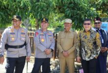 Jakarta - Penanganan Kasus Dugaan Aktivitas Penambangan Emas Diduga Ilegal Di Desa Tangga Bosi Bukit Siayo, Kabupaten Mandailing Natal Sumatra Utara, Kembali Menuai Sorotan. Sorotan Ini, Menyangkut Lanjutan Proses Hukum Atas Kasus Yang Menyita Perhatian Publik. “Kami Mempertanyakan Keseriusan Polres Madina Dalam Memproses Kasus Itu (Tambang Emas Illegal Di Desa Tangga Bosi Bukit Siayo Red),” Ungkap Lesmana Halawa, Warga Mandailing Natal Sumatra Utara Sekaligus Korbang Penganiayaan Yang Diduga Dilakukan Oleh Bos Tambang Emas Ilegal Menyampaikan Pada Media Ini, Rabu (28/4/2025). Sepengetahuannya, Aparat Penegak Hukum (Aph) Polres Madina Sektor Polsek Saibu, Belum Membuahkan Hasil Masih Jalan Di Tempat, Rasa Kepercayaan Masyarakat Terhadap Polri Hilang Akibat Lambanya Penegakan Hukum Terhadap Bos Tambang Ilegal Yang Diduga Sering Melakukan Penganiyaan Kepada Wartawan Dan Masyarakat. Namun, Penanganan Kasus Ini Terkesan Jalan Ditempat Dan Lanjutan Prosesnya Tidak Diketahui, Katanya.  Lesmana Halawa Menyebut, Kasus Ini Sangat Menyita Perhatian Publik, Harus Menjadi Prioritas. Dikatakan Lesmana Halawa, Sudah 3 Tahun Lamanya Kasus Ini Belum Selesai Sudah Berapa Kali Ganti Kapolsek Saibu Kasus Ini Jalan Ditempat. Kami Kemarin Sudah Kirim Surat Ke Komisi Iii Dpr Ri Dan Sudah Samapi Kami Menunggu Langkah Nyata Dari Polda Sumatra Utara Polres Madina Sektor Polres Saibu. Bupati Mandaling Natal Kelurkan Perintah Menutup Tambang Emas Di 12 Kecamatan Jika Kecamatan Saibu Tidak Di Tutup Yang Jelas-Jelas Ramai Jadi Perbincangan Malah Perintah Bupati Aneh, Kenapa Kecamatan Saibu Di Lewat ?. Jika Surat Permohonan Kami Ke Komisi 3 Dpr Ri Tidak Di Gubris Oleh Polda Sumatra Utara Kita Sedang Persiapkan Buat Surat Ke Presiden Prabowo Subianto Agar Kami Bisa Mendapatkan Keadilan. “Semoga Saja Polres Madina Segera Menuntaskan Penanganan Kasus Ini Agar Ada Kepastian Hukum,” Terangnya. Sementara Itu, Kapolres Madina Sektor Polsek Saibu, Yang Dikonfirmasi Media Bungkam Hanya Diliatnya Dengan Tanda Centang Biru, Guna Dikonfirmasi Terkait Lanjutan Proses Penanganan Kasus Tersebut, Tidak Berhasil Dikonfirmasi, Lantaran Saat Dikonfirmasi Tidak Ada Jawaban Sejauh Mana Perkembangan Kadusnya.