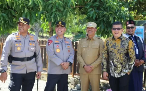 Jakarta - Penanganan kasus dugaan aktivitas penambangan emas diduga Ilegal di Desa Tangga Bosi Bukit Siayo, Kabupaten Mandailing Natal Sumatra Utara, kembali menuai sorotan. Sorotan ini, menyangkut lanjutan proses Hukum atas kasus yang menyita perhatian publik. “Kami mempertanyakan keseriusan Polres Madina dalam memproses kasus itu (tambang emas Illegal di Desa Tangga Bosi Bukit Siayo red),” ungkap Lesmana Halawa, warga Mandailing Natal Sumatra Utara Sekaligus korbang Penganiayaan yang diduga dilakukan oleh bos tambang emas ilegal menyampaikan pada media ini, Rabu (28/4/2025). Sepengetahuannya, Aparat Penegak Hukum (APH) Polres Madina sektor Polsek Saibu, belum membuahkan hasil masih jalan di tempat, rasa kepercayaan masyarakat terhadap polri hilang akibat lambanya penegakan hukum terhadap bos tambang ilegal yang diduga sering melakukan penganiyaan kepada wartawan dan masyarakat. Namun, penanganan kasus ini terkesan jalan ditempat dan lanjutan prosesnya tidak diketahui, katanya.  Lesmana halawa menyebut, kasus ini sangat menyita perhatian publik, harus menjadi prioritas. Dikatakan Lesmana Halawa, Sudah 3 tahun lamanya kasus ini belum selesai sudah berapa kali ganti kapolsek saibu kasus ini jalan ditempat. Kami kemarin sudah kirim surat ke komisi III DPR RI dan sudah samapi kami menunggu langkah nyata dari polda sumatra utara polres madina sektor polres saibu. Bupati mandaling natal kelurkan perintah menutup tambang emas di 12 kecamatan jika kecamatan saibu tidak di tutup yang jelas-jelas ramai jadi perbincangan malah perintah bupati aneh, kenapa kecamatan Saibu di lewat ?. Jika surat permohonan kami ke komisi 3 DPR RI tidak di gubris oleh Polda Sumatra Utara kita sedang persiapkan buat surat ke Presiden Prabowo Subianto agar kami bisa mendapatkan keadilan. “Semoga saja Polres Madina segera menuntaskan penanganan kasus ini agar ada kepastian Hukum,” terangnya. Sementara itu, Kapolres Madina sektor Polsek Saibu, yang dikonfirmasi media bungkam hanya diliatnya dengan tanda centang biru, guna dikonfirmasi terkait lanjutan proses penanganan kasus tersebut, tidak berhasil dikonfirmasi, lantaran saat dikonfirmasi tidak ada jawaban sejauh mana perkembangan kadusnya.