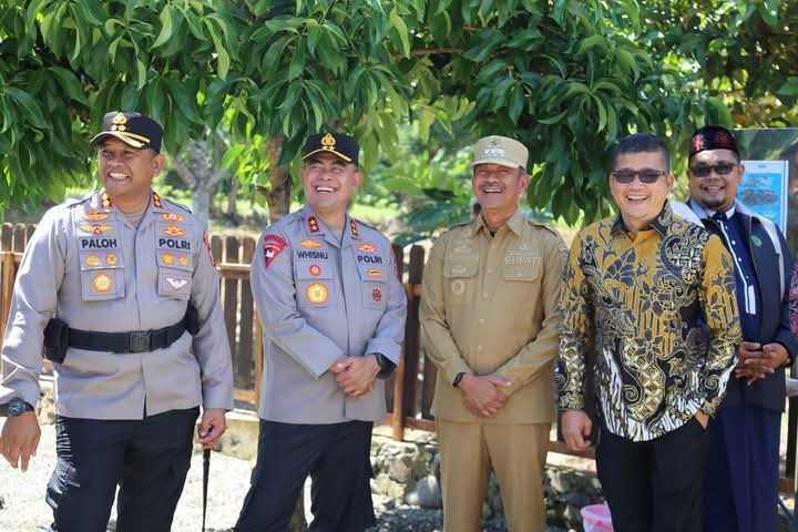 Jakarta - Penanganan Kasus Dugaan Aktivitas Penambangan Emas Diduga Ilegal Di Desa Tangga Bosi Bukit Siayo, Kabupaten Mandailing Natal Sumatra Utara, Kembali Menuai Sorotan. Sorotan Ini, Menyangkut Lanjutan Proses Hukum Atas Kasus Yang Menyita Perhatian Publik. “Kami Mempertanyakan Keseriusan Polres Madina Dalam Memproses Kasus Itu (Tambang Emas Illegal Di Desa Tangga Bosi Bukit Siayo Red),” Ungkap Lesmana Halawa, Warga Mandailing Natal Sumatra Utara Sekaligus Korbang Penganiayaan Yang Diduga Dilakukan Oleh Bos Tambang Emas Ilegal Menyampaikan Pada Media Ini, Rabu (28/4/2025). Sepengetahuannya, Aparat Penegak Hukum (Aph) Polres Madina Sektor Polsek Saibu, Belum Membuahkan Hasil Masih Jalan Di Tempat, Rasa Kepercayaan Masyarakat Terhadap Polri Hilang Akibat Lambanya Penegakan Hukum Terhadap Bos Tambang Ilegal Yang Diduga Sering Melakukan Penganiyaan Kepada Wartawan Dan Masyarakat. Namun, Penanganan Kasus Ini Terkesan Jalan Ditempat Dan Lanjutan Prosesnya Tidak Diketahui, Katanya.  Lesmana Halawa Menyebut, Kasus Ini Sangat Menyita Perhatian Publik, Harus Menjadi Prioritas. Dikatakan Lesmana Halawa, Sudah 3 Tahun Lamanya Kasus Ini Belum Selesai Sudah Berapa Kali Ganti Kapolsek Saibu Kasus Ini Jalan Ditempat. Kami Kemarin Sudah Kirim Surat Ke Komisi Iii Dpr Ri Dan Sudah Samapi Kami Menunggu Langkah Nyata Dari Polda Sumatra Utara Polres Madina Sektor Polres Saibu. Bupati Mandaling Natal Kelurkan Perintah Menutup Tambang Emas Di 12 Kecamatan Jika Kecamatan Saibu Tidak Di Tutup Yang Jelas-Jelas Ramai Jadi Perbincangan Malah Perintah Bupati Aneh, Kenapa Kecamatan Saibu Di Lewat ?. Jika Surat Permohonan Kami Ke Komisi 3 Dpr Ri Tidak Di Gubris Oleh Polda Sumatra Utara Kita Sedang Persiapkan Buat Surat Ke Presiden Prabowo Subianto Agar Kami Bisa Mendapatkan Keadilan. “Semoga Saja Polres Madina Segera Menuntaskan Penanganan Kasus Ini Agar Ada Kepastian Hukum,” Terangnya. Sementara Itu, Kapolres Madina Sektor Polsek Saibu, Yang Dikonfirmasi Media Bungkam Hanya Diliatnya Dengan Tanda Centang Biru, Guna Dikonfirmasi Terkait Lanjutan Proses Penanganan Kasus Tersebut, Tidak Berhasil Dikonfirmasi, Lantaran Saat Dikonfirmasi Tidak Ada Jawaban Sejauh Mana Perkembangan Kadusnya.