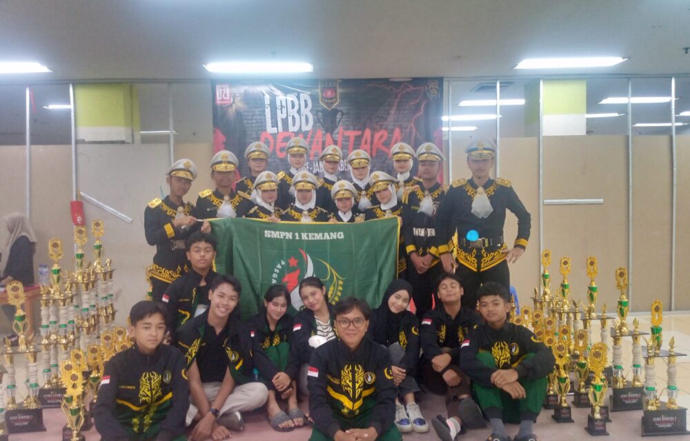 Cibinong, 27 April 2025 Tim Pasukan Pengibar Bendera (Paskibra) Dari Smp Negri 1 Kemang Berhasil Sabet Juara Lkbb Dewantara Dalam Lomba Keterampilan Baris-Berbaris (Lkbb) Tingkat Se-Jabotabek Open Yang Diselenggarakan Pada 27 April 2025 Di Gedung Ramayana Lt 3 Cibinong Kabupaten Bogor. Kemenangan Ini Diraih Setelah Tim Paskibra Smp Negei1 Kemang Bersaing Dengan Puluhan Peserta Lain Dari Berbagai Sekolah Di Wilayah Jabotabek. Dengan Kekompakan, Disiplin, Serta Gerakan Yang Presisi, Mereka Mampu Memukau Dewan Juri Dan Meraih Skor Tinggi Dalam Penilaian. Menurut Putra Atau Kang Put Biasa Juga Di Panggil Selaku Pelatih Paskibra Smp Negri 1 Kemang Mengatakan, “Prestasi Ini Dengan Meraih Juara Umum, Plus Danton Terbaik, Juga Harapan 3 Ini, Merupakan Hasil Dari Kerja Keras Semuanya, Dengan Latihan Intensif Yang Telah Dilakukan Selama Beberapa Bulan Terakhir. “Kami Sangat Bangga Dengan Pencapaian Ini. Anak-Anak Menunjukkan Semangat Juang Yang Luar Biasa Dan Berhasil Membawa Nama Baik Sekolah Ke Tingkat Yang Lebih Tinggi, Saya Berharap Agar Pasukan Paskibra Smp Negei1 Kemang Berkesempatan Mengikuti Ajang Lainnya, Selain Menambah Jam Terbang Juga Meneguhkan Kepercayaan Diri Untuk Terus Berprestasi Supaya Siswa Itu Bisa Mencintai Tanah Airnya”.Ujar Kang Put Menambahkan Salah Satu Anggota Tim Paskibra Nurul Rahayu Priatna, Juga Mengungkapkan Kebanggaannya Atas Prestasi Ini. “Kami Merasa Senang Dan Bangga Bisa Membawa Pulang Trofi Juara Harapan 3. Ini Menjadi Motivasi Bagi Kami Untuk Terus Berlatih Dan Mencapai Hasil Yang Lebih Baik Lagi Di Masa Depan,” Katanya. Lomba Lkbb Ini Bertujuan Untuk Meningkatkan Keterampilan Baris-Berbaris, Kedisiplinan, Serta Kerja Sama Tim Di Kalangan Pelajar. Dengan Prestasi Yang Telah Diraih, Smp Negri 1 Kemang Berharap Dapat Terus Berpartisipasi Dalam Ajang Serupa Dan Mencapai Hasil Yang Lebih Gemilang.