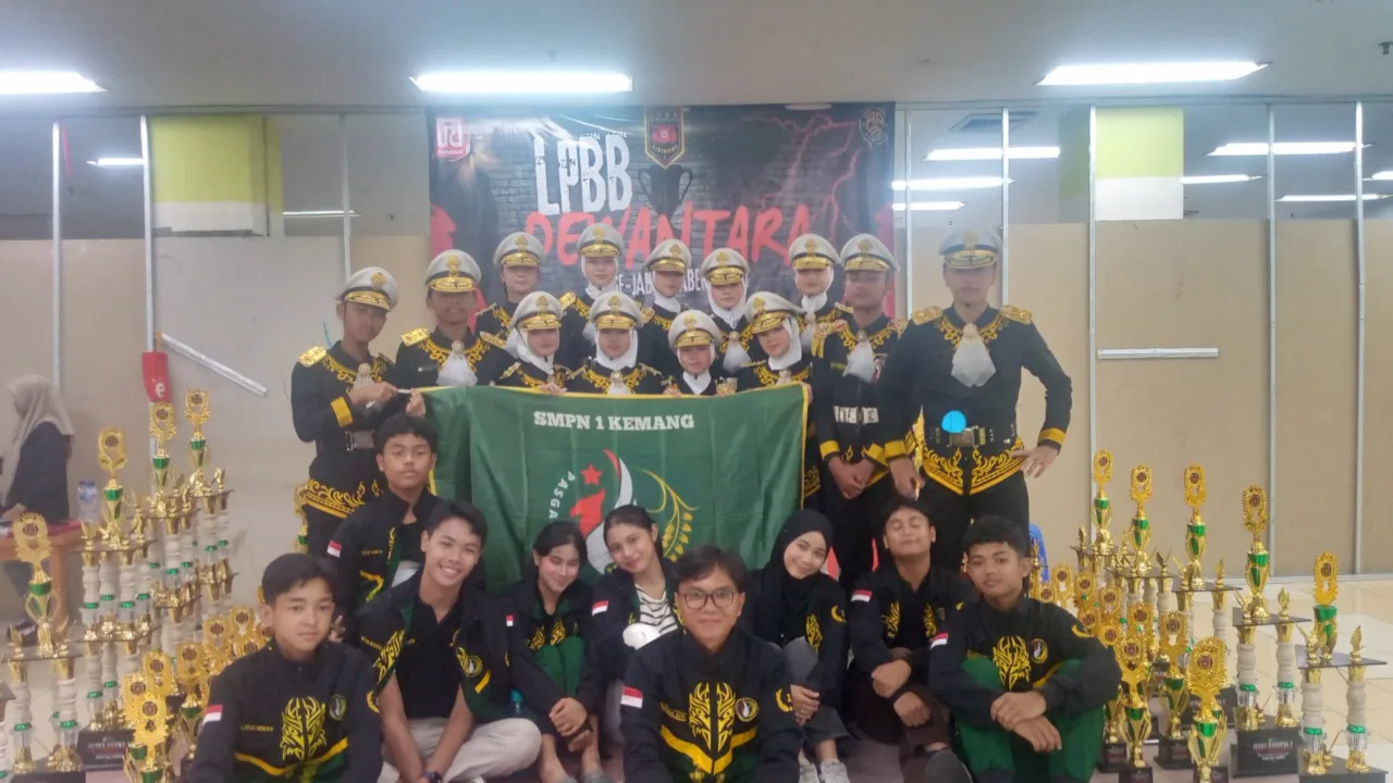 Cibinong, 27 April 2025 Tim Pasukan Pengibar Bendera (Paskibra) dari SMP Negri 1 Kemang berhasil sabet juara LKBB Dewantara dalam Lomba Keterampilan Baris-Berbaris (LKBB) tingkat Se-Jabotabek open yang diselenggarakan pada 27 April 2025 di gedung Ramayana lt 3 Cibinong kabupaten Bogor. Kemenangan ini diraih setelah tim Paskibra SMP Negei1 Kemang bersaing dengan puluhan peserta lain dari berbagai sekolah di wilayah Jabotabek. Dengan kekompakan, disiplin, serta gerakan yang presisi, mereka mampu memukau dewan juri dan meraih skor tinggi dalam penilaian. Menurut Putra atau kang put biasa juga di panggil selaku pelatih paskibra SMP Negri 1 Kemang mengatakan, “prestasi ini dengan meraih juara umum, plus danton terbaik, juga harapan 3 ini, merupakan hasil dari kerja keras semuanya, dengan latihan intensif yang telah dilakukan selama beberapa bulan terakhir. “Kami sangat bangga dengan pencapaian ini. Anak-anak menunjukkan semangat juang yang luar biasa dan berhasil membawa nama baik sekolah ke tingkat yang lebih tinggi, saya berharap agar pasukan Paskibra SMP Negei1 Kemang berkesempatan mengikuti ajang lainnya, selain menambah jam terbang juga meneguhkan kepercayaan diri untuk terus berprestasi supaya siswa itu bisa mencintai tanah airnya”.ujar kang put menambahkan Salah satu anggota tim Paskibra Nurul Rahayu Priatna, juga mengungkapkan kebanggaannya atas prestasi ini. “Kami merasa senang dan bangga bisa membawa pulang trofi juara harapan 3. Ini menjadi motivasi bagi kami untuk terus berlatih dan mencapai hasil yang lebih baik lagi di masa depan,” katanya. Lomba LKBB ini bertujuan untuk meningkatkan keterampilan baris-berbaris, kedisiplinan, serta kerja sama tim di kalangan pelajar. Dengan prestasi yang telah diraih, SMP Negri 1 Kemang berharap dapat terus berpartisipasi dalam ajang serupa dan mencapai hasil yang lebih gemilang.