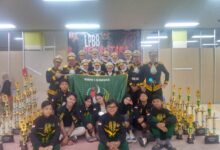 Cibinong, 27 April 2025 Tim Pasukan Pengibar Bendera (Paskibra) Dari Smp Negri 1 Kemang Berhasil Sabet Juara Lkbb Dewantara Dalam Lomba Keterampilan Baris-Berbaris (Lkbb) Tingkat Se-Jabotabek Open Yang Diselenggarakan Pada 27 April 2025 Di Gedung Ramayana Lt 3 Cibinong Kabupaten Bogor. Kemenangan Ini Diraih Setelah Tim Paskibra Smp Negei1 Kemang Bersaing Dengan Puluhan Peserta Lain Dari Berbagai Sekolah Di Wilayah Jabotabek. Dengan Kekompakan, Disiplin, Serta Gerakan Yang Presisi, Mereka Mampu Memukau Dewan Juri Dan Meraih Skor Tinggi Dalam Penilaian. Menurut Putra Atau Kang Put Biasa Juga Di Panggil Selaku Pelatih Paskibra Smp Negri 1 Kemang Mengatakan, “Prestasi Ini Dengan Meraih Juara Umum, Plus Danton Terbaik, Juga Harapan 3 Ini, Merupakan Hasil Dari Kerja Keras Semuanya, Dengan Latihan Intensif Yang Telah Dilakukan Selama Beberapa Bulan Terakhir. “Kami Sangat Bangga Dengan Pencapaian Ini. Anak-Anak Menunjukkan Semangat Juang Yang Luar Biasa Dan Berhasil Membawa Nama Baik Sekolah Ke Tingkat Yang Lebih Tinggi, Saya Berharap Agar Pasukan Paskibra Smp Negei1 Kemang Berkesempatan Mengikuti Ajang Lainnya, Selain Menambah Jam Terbang Juga Meneguhkan Kepercayaan Diri Untuk Terus Berprestasi Supaya Siswa Itu Bisa Mencintai Tanah Airnya”.Ujar Kang Put Menambahkan Salah Satu Anggota Tim Paskibra Nurul Rahayu Priatna, Juga Mengungkapkan Kebanggaannya Atas Prestasi Ini. “Kami Merasa Senang Dan Bangga Bisa Membawa Pulang Trofi Juara Harapan 3. Ini Menjadi Motivasi Bagi Kami Untuk Terus Berlatih Dan Mencapai Hasil Yang Lebih Baik Lagi Di Masa Depan,” Katanya. Lomba Lkbb Ini Bertujuan Untuk Meningkatkan Keterampilan Baris-Berbaris, Kedisiplinan, Serta Kerja Sama Tim Di Kalangan Pelajar. Dengan Prestasi Yang Telah Diraih, Smp Negri 1 Kemang Berharap Dapat Terus Berpartisipasi Dalam Ajang Serupa Dan Mencapai Hasil Yang Lebih Gemilang.