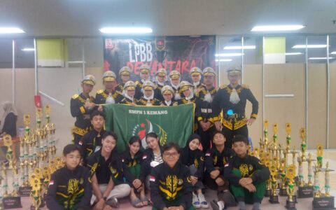 Cibinong, 27 April 2025 Tim Pasukan Pengibar Bendera (Paskibra) Dari Smp Negri 1 Kemang Berhasil Sabet Juara Lkbb Dewantara Dalam Lomba Keterampilan Baris-Berbaris (Lkbb) Tingkat Se-Jabotabek Open Yang Diselenggarakan Pada 27 April 2025 Di Gedung Ramayana Lt 3 Cibinong Kabupaten Bogor. Kemenangan Ini Diraih Setelah Tim Paskibra Smp Negei1 Kemang Bersaing Dengan Puluhan Peserta Lain Dari Berbagai Sekolah Di Wilayah Jabotabek. Dengan Kekompakan, Disiplin, Serta Gerakan Yang Presisi, Mereka Mampu Memukau Dewan Juri Dan Meraih Skor Tinggi Dalam Penilaian. Menurut Putra Atau Kang Put Biasa Juga Di Panggil Selaku Pelatih Paskibra Smp Negri 1 Kemang Mengatakan, “Prestasi Ini Dengan Meraih Juara Umum, Plus Danton Terbaik, Juga Harapan 3 Ini, Merupakan Hasil Dari Kerja Keras Semuanya, Dengan Latihan Intensif Yang Telah Dilakukan Selama Beberapa Bulan Terakhir. “Kami Sangat Bangga Dengan Pencapaian Ini. Anak-Anak Menunjukkan Semangat Juang Yang Luar Biasa Dan Berhasil Membawa Nama Baik Sekolah Ke Tingkat Yang Lebih Tinggi, Saya Berharap Agar Pasukan Paskibra Smp Negei1 Kemang Berkesempatan Mengikuti Ajang Lainnya, Selain Menambah Jam Terbang Juga Meneguhkan Kepercayaan Diri Untuk Terus Berprestasi Supaya Siswa Itu Bisa Mencintai Tanah Airnya”.Ujar Kang Put Menambahkan Salah Satu Anggota Tim Paskibra Nurul Rahayu Priatna, Juga Mengungkapkan Kebanggaannya Atas Prestasi Ini. “Kami Merasa Senang Dan Bangga Bisa Membawa Pulang Trofi Juara Harapan 3. Ini Menjadi Motivasi Bagi Kami Untuk Terus Berlatih Dan Mencapai Hasil Yang Lebih Baik Lagi Di Masa Depan,” Katanya. Lomba Lkbb Ini Bertujuan Untuk Meningkatkan Keterampilan Baris-Berbaris, Kedisiplinan, Serta Kerja Sama Tim Di Kalangan Pelajar. Dengan Prestasi Yang Telah Diraih, Smp Negri 1 Kemang Berharap Dapat Terus Berpartisipasi Dalam Ajang Serupa Dan Mencapai Hasil Yang Lebih Gemilang.