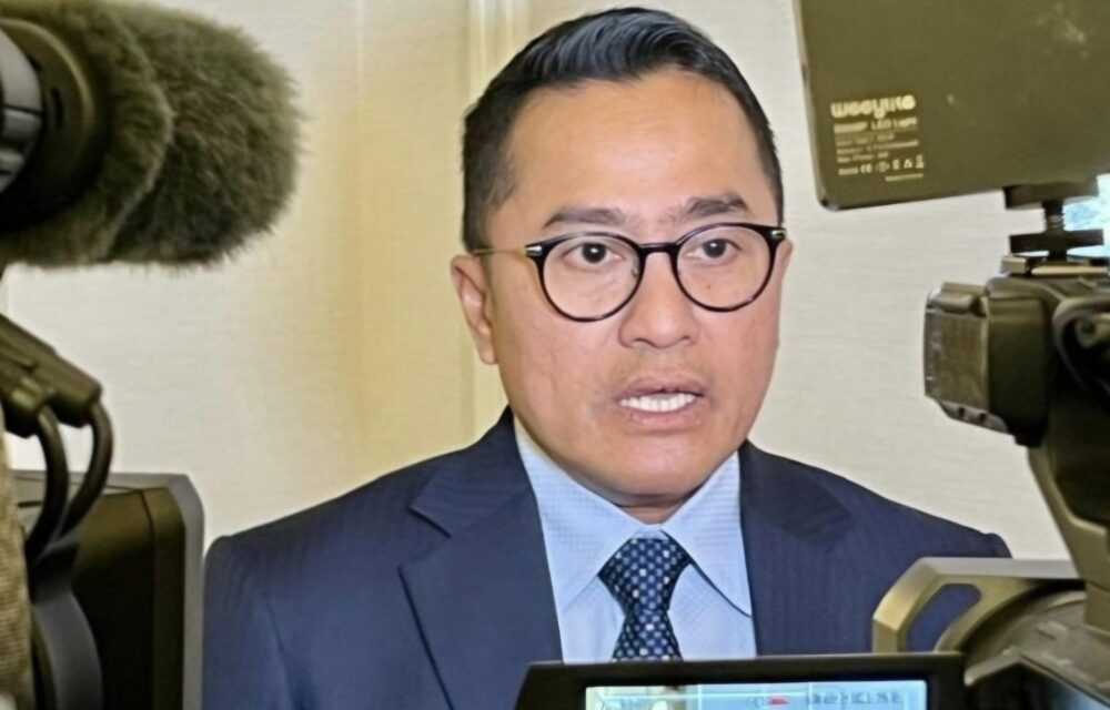 Jakarta - Kunjungan Ini Merupakan Bagian Dari Agenda Kunjungan Resmi Presiden Prabowo Dalam Mempererat Hubungan Bilateral Antara Indonesia Dan Yordania. Presiden Republik Indonesia Prabowo Subianto Dijadwalkan Melakukan Kunjungan Resmi Ke Istana Al-Husseiniya, Amman, Kerajaan Yordania Hasyimiyah, Pada Senin, 14 April 2025. Kunjungan Ini Merupakan Bagian Dari Agenda Kunjungan Resmi Presiden Prabowo Dalam Mempererat Hubungan Bilateral Antara Indonesia Dan Yordania. Deputi Bidang Protokol, Pers, Dan Media Sekretariat Presiden, Yusuf Permana, Mengatakan Bahwa Presiden Prabowo Akan Tiba Di Istana Al-Husseiniya Sekitar Pukul 13.00 Waktu Setempat. Kedatangan Kepala Negara Juga Akan Disambut Langsung Oleh Raja Abdullah Ii Bin Al-Hussein. “Ketibaannya Disambut Langsung Oleh Raja Abdullah Ii. Kemudian Kegiatannya Adalah Yang Pertama Melakukan Pertemuan Tête-À-Tête Dengan Raja Abdullah Ii,” Ujar Yusuf. Setelah Pertemuan Empat Mata, Kedua Kepala Negara Akan Melanjutkan Pembahasan Kerja Sama Strategis Dalam Pertemuan Bilateral Yang Melibatkan Delegasi Dari Kedua Negara. Dalam Kesempatan Tersebut, Sejumlah Nota Kesepahaman (Mou) Juga Akan Ditandatangani Dan Disaksikan Langsung Oleh Presiden Prabowo Dan Raja Abdullah Ii. “Setelah Itu Ada Beberapa Penandatanganan Mou Yang Langsung Akan Disaksikan Oleh Kedua Kepala Negara,” Lanjut Yusuf. Sebagai Penutup Kunjungan Resmi Di Istana Al-Husseiniyah, Presiden Prabowo Akan Menghadiri Jamuan Santap Siang Resmi Yang Diselenggarakan Oleh Raja Abdullah Ii Sebagai Bentuk Penghormatan Dan Penguatan Hubungan Persahabatan Antara Kedua Negara.