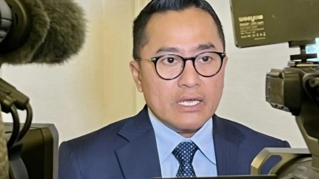 Jakarta - Kunjungan ini merupakan bagian dari agenda kunjungan resmi Presiden Prabowo dalam mempererat hubungan bilateral antara Indonesia dan Yordania. Presiden Republik Indonesia Prabowo Subianto dijadwalkan melakukan kunjungan resmi ke Istana Al-Husseiniya, Amman, Kerajaan Yordania Hasyimiyah, pada Senin, 14 April 2025. Kunjungan ini merupakan bagian dari agenda kunjungan resmi Presiden Prabowo dalam mempererat hubungan bilateral antara Indonesia dan Yordania. Deputi Bidang Protokol, Pers, dan Media Sekretariat Presiden, Yusuf Permana, mengatakan bahwa Presiden Prabowo akan tiba di Istana Al-Husseiniya sekitar pukul 13.00 waktu setempat. Kedatangan Kepala Negara juga akan disambut langsung oleh Raja Abdullah II bin Al-Hussein. “Ketibaannya disambut langsung oleh Raja Abdullah II. Kemudian kegiatannya adalah yang pertama melakukan pertemuan tête-à-tête dengan Raja Abdullah II,” ujar Yusuf. Setelah pertemuan empat mata, kedua kepala negara akan melanjutkan pembahasan kerja sama strategis dalam pertemuan bilateral yang melibatkan delegasi dari kedua negara. Dalam kesempatan tersebut, sejumlah nota kesepahaman (MoU) juga akan ditandatangani dan disaksikan langsung oleh Presiden Prabowo dan Raja Abdullah II. “Setelah itu ada beberapa penandatanganan MoU yang langsung akan disaksikan oleh kedua kepala negara,” lanjut Yusuf. Sebagai penutup kunjungan resmi di Istana Al-Husseiniyah, Presiden Prabowo akan menghadiri jamuan santap siang resmi yang diselenggarakan oleh Raja Abdullah II sebagai bentuk penghormatan dan penguatan hubungan persahabatan antara kedua negara.