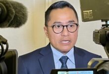 Jakarta - Kunjungan Ini Merupakan Bagian Dari Agenda Kunjungan Resmi Presiden Prabowo Dalam Mempererat Hubungan Bilateral Antara Indonesia Dan Yordania. Presiden Republik Indonesia Prabowo Subianto Dijadwalkan Melakukan Kunjungan Resmi Ke Istana Al-Husseiniya, Amman, Kerajaan Yordania Hasyimiyah, Pada Senin, 14 April 2025. Kunjungan Ini Merupakan Bagian Dari Agenda Kunjungan Resmi Presiden Prabowo Dalam Mempererat Hubungan Bilateral Antara Indonesia Dan Yordania. Deputi Bidang Protokol, Pers, Dan Media Sekretariat Presiden, Yusuf Permana, Mengatakan Bahwa Presiden Prabowo Akan Tiba Di Istana Al-Husseiniya Sekitar Pukul 13.00 Waktu Setempat. Kedatangan Kepala Negara Juga Akan Disambut Langsung Oleh Raja Abdullah Ii Bin Al-Hussein. “Ketibaannya Disambut Langsung Oleh Raja Abdullah Ii. Kemudian Kegiatannya Adalah Yang Pertama Melakukan Pertemuan Tête-À-Tête Dengan Raja Abdullah Ii,” Ujar Yusuf. Setelah Pertemuan Empat Mata, Kedua Kepala Negara Akan Melanjutkan Pembahasan Kerja Sama Strategis Dalam Pertemuan Bilateral Yang Melibatkan Delegasi Dari Kedua Negara. Dalam Kesempatan Tersebut, Sejumlah Nota Kesepahaman (Mou) Juga Akan Ditandatangani Dan Disaksikan Langsung Oleh Presiden Prabowo Dan Raja Abdullah Ii. “Setelah Itu Ada Beberapa Penandatanganan Mou Yang Langsung Akan Disaksikan Oleh Kedua Kepala Negara,” Lanjut Yusuf. Sebagai Penutup Kunjungan Resmi Di Istana Al-Husseiniyah, Presiden Prabowo Akan Menghadiri Jamuan Santap Siang Resmi Yang Diselenggarakan Oleh Raja Abdullah Ii Sebagai Bentuk Penghormatan Dan Penguatan Hubungan Persahabatan Antara Kedua Negara.