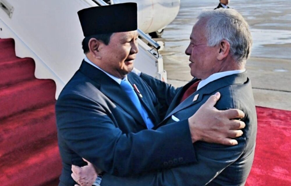 Jakarta - Momen Istimewa Sudah Dimulai Sejak Pesawat Kepresidenan Memasuki Wilayah Udara Yordania, Di Mana Sejumlah Jet Tempur Angkatan Udara Yordania Melakukan Pengawalan Udara Hingga Mendarat Di Marka. Kehadiran Presiden Republik Indonesia Prabowo Subianto Di Kerajaan Yordania Hasyimiyah, Disambut Dengan Penuh Kehormatan Dan Persahabatan. Tiba Di Bandar Udara Militer Marka, Amman, Minggu, 13 April 2025, Presiden Prabowo Langsung Disambut Hangat Oleh Raja Yordania Abdullah Ii Bin Al-Hussein Dalam Sebuah Prosesi Penyambutan Yang Sarat Simbol Persaudaraan Dan Penghormatan Tinggi Antarkedua Negara. Momen Istimewa Sudah Dimulai Sejak Pesawat Kepresidenan Memasuki Wilayah Udara Yordania, Di Mana Sejumlah Jet Tempur Angkatan Udara Yordania Melakukan Pengawalan Udara Hingga Mendarat Di Marka. Setibanya Di Bawah Tangga Pesawat, Presiden Prabowo Disambut Langsung Oleh Raja Abdullah Ii Dengan Jabat Tangan Erat Dan Pelukan Hangat—Sebuah Gestur Yang Mencerminkan Kedekatan Personal Kedua Pemimpin. Keduanya Kemudian Berjalan Berdampingan Melewati Pasukan Jajar Kehormatan, Memperkenalkan Delegasi Masing-Masing Sebelum Naik Ke Podium Utama. Di Sana, Lagu Kebangsaan Indonesia Raya Dan Lagu Kebangsaan Yordania Dikumandangkan Dengan Khidmat, Disertai Dentuman Meriam Sebanyak 21 Kali Sebagai Bentuk Penghormatan Kenegaraan. Setelah Prosesi Resmi, Kedua Kepala Negara Menyaksikan Atraksi Flypass Dari Jet Tempur Yordania. Momen Kedekatan Kedua Pemimpin Yang Paling Mengesankan Adalah Raja Abdullah Ii Mengantar Langsung Presiden Prabowo Menuju Hotel Tempatnya Bermalam—Bahkan Raja Abdullah Ii Langsung Yang Mengemudikan Sendiri Mobil Kepresidenan Bersama Presiden Prabowo Yang Duduk Di Kursi Penumpang Di Sebelahnya. Kunjungan Resmi Ini Tidak Hanya Mempererat Hubungan Diplomatik Antara Indonesia Dan Yordania, Tetapi Juga Menjadi Simbol Kuat Persahabatan Antar Pemimpin Yang Terjalin Dalam Suasana Penuh Rasa Saling Menghormati Dan Persaudaraan. Turut Serta Mendampingi Presiden Prabowo Dalam Upacara Penyambutan Ini Adalah Menteri Luar Negeri Sugiono, Menteri Pertahanan Sjafrie Sjamsoeddin, Menteri Agama Nasaruddin Umar, Menteri Pertanian Andi Amran Sulaiman, Sekretaris Kabinet Teddy Indra Wijaya, Serta Duta Besar Ri Untuk Yordania Ade Padmo Sarwono.