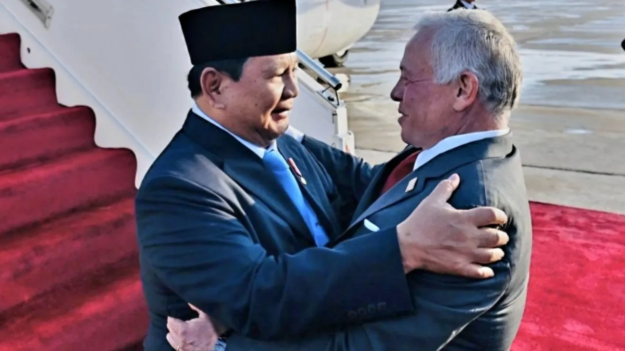 Jakarta - Momen istimewa sudah dimulai sejak pesawat kepresidenan memasuki wilayah udara Yordania, di mana sejumlah jet tempur Angkatan Udara Yordania melakukan pengawalan udara hingga mendarat di Marka. Kehadiran Presiden Republik Indonesia Prabowo Subianto di Kerajaan Yordania Hasyimiyah, disambut dengan penuh kehormatan dan persahabatan. Tiba di Bandar Udara Militer Marka, Amman, Minggu, 13 April 2025, Presiden Prabowo langsung disambut hangat oleh Raja Yordania Abdullah II bin Al-Hussein dalam sebuah prosesi penyambutan yang sarat simbol persaudaraan dan penghormatan tinggi antarkedua negara. Momen istimewa sudah dimulai sejak pesawat kepresidenan memasuki wilayah udara Yordania, di mana sejumlah jet tempur Angkatan Udara Yordania melakukan pengawalan udara hingga mendarat di Marka. Setibanya di bawah tangga pesawat, Presiden Prabowo disambut langsung oleh Raja Abdullah II dengan jabat tangan erat dan pelukan hangat—sebuah gestur yang mencerminkan kedekatan personal kedua pemimpin. Keduanya kemudian berjalan berdampingan melewati pasukan jajar kehormatan, memperkenalkan delegasi masing-masing sebelum naik ke podium utama. Di sana, lagu kebangsaan Indonesia Raya dan lagu kebangsaan Yordania dikumandangkan dengan khidmat, disertai dentuman meriam sebanyak 21 kali sebagai bentuk penghormatan kenegaraan. Setelah prosesi resmi, kedua kepala negara menyaksikan atraksi flypass dari jet tempur Yordania. Momen kedekatan kedua pemimpin yang paling mengesankan adalah Raja Abdullah II mengantar langsung Presiden Prabowo menuju hotel tempatnya bermalam—bahkan Raja Abdullah II langsung yang mengemudikan sendiri mobil Kepresidenan bersama Presiden Prabowo yang duduk di kursi penumpang di sebelahnya. Kunjungan resmi ini tidak hanya mempererat hubungan diplomatik antara Indonesia dan Yordania, tetapi juga menjadi simbol kuat persahabatan antar pemimpin yang terjalin dalam suasana penuh rasa saling menghormati dan persaudaraan. Turut serta mendampingi Presiden Prabowo dalam upacara penyambutan ini adalah Menteri Luar Negeri Sugiono, Menteri Pertahanan Sjafrie Sjamsoeddin, Menteri Agama Nasaruddin Umar, Menteri Pertanian Andi Amran Sulaiman, Sekretaris Kabinet Teddy Indra Wijaya, serta Duta Besar RI untuk Yordania Ade Padmo Sarwono.