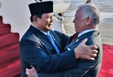 Jakarta - Momen Istimewa Sudah Dimulai Sejak Pesawat Kepresidenan Memasuki Wilayah Udara Yordania, Di Mana Sejumlah Jet Tempur Angkatan Udara Yordania Melakukan Pengawalan Udara Hingga Mendarat Di Marka. Kehadiran Presiden Republik Indonesia Prabowo Subianto Di Kerajaan Yordania Hasyimiyah, Disambut Dengan Penuh Kehormatan Dan Persahabatan. Tiba Di Bandar Udara Militer Marka, Amman, Minggu, 13 April 2025, Presiden Prabowo Langsung Disambut Hangat Oleh Raja Yordania Abdullah Ii Bin Al-Hussein Dalam Sebuah Prosesi Penyambutan Yang Sarat Simbol Persaudaraan Dan Penghormatan Tinggi Antarkedua Negara. Momen Istimewa Sudah Dimulai Sejak Pesawat Kepresidenan Memasuki Wilayah Udara Yordania, Di Mana Sejumlah Jet Tempur Angkatan Udara Yordania Melakukan Pengawalan Udara Hingga Mendarat Di Marka. Setibanya Di Bawah Tangga Pesawat, Presiden Prabowo Disambut Langsung Oleh Raja Abdullah Ii Dengan Jabat Tangan Erat Dan Pelukan Hangat—Sebuah Gestur Yang Mencerminkan Kedekatan Personal Kedua Pemimpin. Keduanya Kemudian Berjalan Berdampingan Melewati Pasukan Jajar Kehormatan, Memperkenalkan Delegasi Masing-Masing Sebelum Naik Ke Podium Utama. Di Sana, Lagu Kebangsaan Indonesia Raya Dan Lagu Kebangsaan Yordania Dikumandangkan Dengan Khidmat, Disertai Dentuman Meriam Sebanyak 21 Kali Sebagai Bentuk Penghormatan Kenegaraan. Setelah Prosesi Resmi, Kedua Kepala Negara Menyaksikan Atraksi Flypass Dari Jet Tempur Yordania. Momen Kedekatan Kedua Pemimpin Yang Paling Mengesankan Adalah Raja Abdullah Ii Mengantar Langsung Presiden Prabowo Menuju Hotel Tempatnya Bermalam—Bahkan Raja Abdullah Ii Langsung Yang Mengemudikan Sendiri Mobil Kepresidenan Bersama Presiden Prabowo Yang Duduk Di Kursi Penumpang Di Sebelahnya. Kunjungan Resmi Ini Tidak Hanya Mempererat Hubungan Diplomatik Antara Indonesia Dan Yordania, Tetapi Juga Menjadi Simbol Kuat Persahabatan Antar Pemimpin Yang Terjalin Dalam Suasana Penuh Rasa Saling Menghormati Dan Persaudaraan. Turut Serta Mendampingi Presiden Prabowo Dalam Upacara Penyambutan Ini Adalah Menteri Luar Negeri Sugiono, Menteri Pertahanan Sjafrie Sjamsoeddin, Menteri Agama Nasaruddin Umar, Menteri Pertanian Andi Amran Sulaiman, Sekretaris Kabinet Teddy Indra Wijaya, Serta Duta Besar Ri Untuk Yordania Ade Padmo Sarwono.