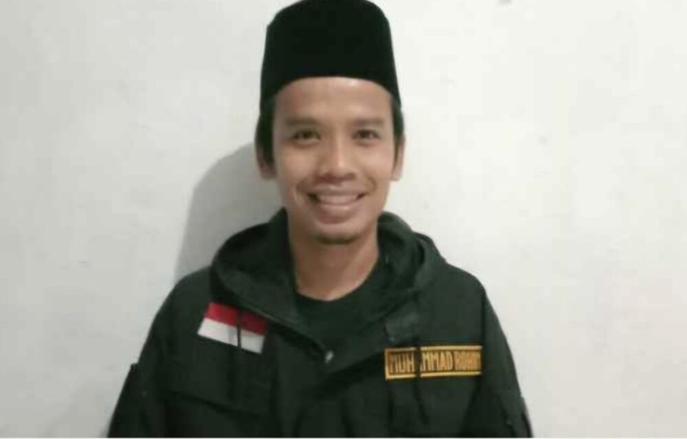 Banten - Gubernur Jawa Barat Dedi Mulyadi Mendapatkan Ancaman Pembunuhan Saat Melakukan Siaran Langsung Melalui Akun Youtube Pribadinya. Ancaman Ini Disampaikan Salah Seorang Warganet Dengan Nama Pengguna 'Wowo&Quot;. Adapun Tulisan Bernada Ancaman Ini Disampaikan Oleh Akun Tersebut Melalui Komentar Live Chat Pada Senin (21/4). Dia Juga Menuliskan Berulang-Ulang Kali Kalimat Ancaman, Beberapa Diantaranya Yakni Ingin Melukai Dedi Dan Anaknya, Sekaligus Melakukan Aksi Pengeboman. Hal Tersebut Mendapat Tanggapan Dari Gerakan Ekonomi Kreatif (Gerak 08 Banten), Mohamad Rohim Mengatakan Menurutnya Apapun Bentuk Pengancaman Tidak Dibenarkan Polri Segera Bertindak . &Quot; Bentuk Ancaman Apapun Ke Siapapun Itu Tidak Dibenarkan Dan Tidak Boleh Dibiarkan Ini Negara Hukum Apa Lagi Ancaman Pembunuhan, Kami Berharap Polri Segera Melakukan Tindakan Agar Tidak Ada Lagi Pengancaman Untuk Memberikan Efek Jera Kepada Pelaku. Kami Melihat Gubernur Jawa Barat Dedi Mulyadi Selalu Belusukan Melakukan Tindakan Nyata Untuk Terpenuhinya Hak-Hak Rakyat Jawa Barat, Pemimpin Seperti Ini Adalah Aset Bangsa Indonesia Yang Mau Berbuat Nyata Memperjuangkan Hak Rakyat , Kami Sebagai Masyarakat Mendukung Kerja-Kerja Gubernur Jawa Barat Yang Berpihak Kepada Rakyat Dan Minta Kepada Pelaku Segera Minta Maaf, Jika Tidak Ada Itikad Baik Kami Mendesak Polri Segera Menangkapnya. &Quot; Kami Warga Banten Mendukung Kang Dedi Mulyadi Untuk Bekerja Membereskan Masalah-Masalah Rakyat Kecil Kami Bersama Kang Dedi, Tutupnya.