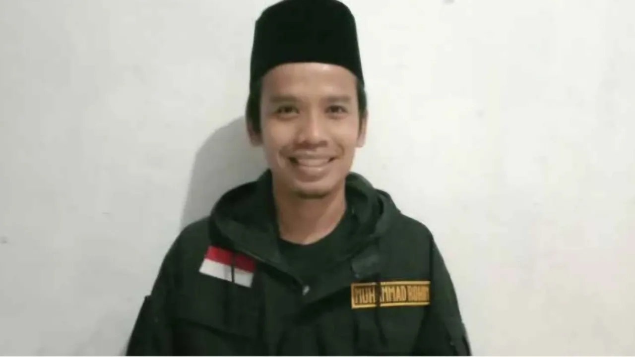 Banten - Gubernur Jawa Barat Dedi Mulyadi mendapatkan ancaman pembunuhan saat melakukan siaran langsung melalui akun YouTube pribadinya. Ancaman ini disampaikan salah seorang warganet dengan nama pengguna 'Wowo". Adapun tulisan bernada ancaman ini disampaikan oleh akun tersebut melalui komentar live chat pada Senin (21/4). Dia juga menuliskan berulang-ulang kali kalimat ancaman, beberapa diantaranya yakni ingin melukai Dedi dan anaknya, sekaligus melakukan aksi pengeboman. Hal tersebut mendapat tanggapan dari Gerakan Ekonomi Kreatif (GERAK 08 BANTEN), Mohamad Rohim mengatakan menurutnya apapun bentuk pengancaman tidak dibenarkan polri segera bertindak . " Bentuk ancaman apapun ke siapapun itu tidak dibenarkan dan tidak boleh dibiarkan ini negara hukum apa lagi ancaman pembunuhan, kami berharap polri segera melakukan tindakan agar tidak ada lagi pengancaman untuk memberikan efek jera kepada pelaku. Kami melihat Gubernur Jawa Barat Dedi Mulyadi selalu belusukan melakukan tindakan nyata untuk terpenuhinya hak-hak rakyat Jawa Barat, pemimpin seperti ini adalah aset Bangsa Indonesia yang mau berbuat nyata memperjuangkan hak rakyat , kami sebagai masyarakat mendukung kerja-kerja Gubernur Jawa Barat yang berpihak kepada rakyat dan minta kepada pelaku segera minta maaf, jika tidak ada itikad baik kami mendesak polri segera menangkapnya. " Kami warga banten mendukung kang Dedi Mulyadi untuk bekerja membereskan masalah-masalah rakyat kecil kami bersama Kang Dedi, tutupnya.