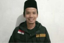 Banten - Gubernur Jawa Barat Dedi Mulyadi Mendapatkan Ancaman Pembunuhan Saat Melakukan Siaran Langsung Melalui Akun Youtube Pribadinya. Ancaman Ini Disampaikan Salah Seorang Warganet Dengan Nama Pengguna 'Wowo&Quot;. Adapun Tulisan Bernada Ancaman Ini Disampaikan Oleh Akun Tersebut Melalui Komentar Live Chat Pada Senin (21/4). Dia Juga Menuliskan Berulang-Ulang Kali Kalimat Ancaman, Beberapa Diantaranya Yakni Ingin Melukai Dedi Dan Anaknya, Sekaligus Melakukan Aksi Pengeboman. Hal Tersebut Mendapat Tanggapan Dari Gerakan Ekonomi Kreatif (Gerak 08 Banten), Mohamad Rohim Mengatakan Menurutnya Apapun Bentuk Pengancaman Tidak Dibenarkan Polri Segera Bertindak . &Quot; Bentuk Ancaman Apapun Ke Siapapun Itu Tidak Dibenarkan Dan Tidak Boleh Dibiarkan Ini Negara Hukum Apa Lagi Ancaman Pembunuhan, Kami Berharap Polri Segera Melakukan Tindakan Agar Tidak Ada Lagi Pengancaman Untuk Memberikan Efek Jera Kepada Pelaku. Kami Melihat Gubernur Jawa Barat Dedi Mulyadi Selalu Belusukan Melakukan Tindakan Nyata Untuk Terpenuhinya Hak-Hak Rakyat Jawa Barat, Pemimpin Seperti Ini Adalah Aset Bangsa Indonesia Yang Mau Berbuat Nyata Memperjuangkan Hak Rakyat , Kami Sebagai Masyarakat Mendukung Kerja-Kerja Gubernur Jawa Barat Yang Berpihak Kepada Rakyat Dan Minta Kepada Pelaku Segera Minta Maaf, Jika Tidak Ada Itikad Baik Kami Mendesak Polri Segera Menangkapnya. &Quot; Kami Warga Banten Mendukung Kang Dedi Mulyadi Untuk Bekerja Membereskan Masalah-Masalah Rakyat Kecil Kami Bersama Kang Dedi, Tutupnya.