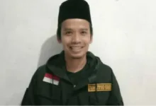Banten - Gubernur Jawa Barat Dedi Mulyadi mendapatkan ancaman pembunuhan saat melakukan siaran langsung melalui akun YouTube pribadinya. Ancaman ini disampaikan salah seorang warganet dengan nama pengguna 'Wowo". Adapun tulisan bernada ancaman ini disampaikan oleh akun tersebut melalui komentar live chat pada Senin (21/4). Dia juga menuliskan berulang-ulang kali kalimat ancaman, beberapa diantaranya yakni ingin melukai Dedi dan anaknya, sekaligus melakukan aksi pengeboman. Hal tersebut mendapat tanggapan dari Gerakan Ekonomi Kreatif (GERAK 08 BANTEN), Mohamad Rohim mengatakan menurutnya apapun bentuk pengancaman tidak dibenarkan polri segera bertindak . " Bentuk ancaman apapun ke siapapun itu tidak dibenarkan dan tidak boleh dibiarkan ini negara hukum apa lagi ancaman pembunuhan, kami berharap polri segera melakukan tindakan agar tidak ada lagi pengancaman untuk memberikan efek jera kepada pelaku. Kami melihat Gubernur Jawa Barat Dedi Mulyadi selalu belusukan melakukan tindakan nyata untuk terpenuhinya hak-hak rakyat Jawa Barat, pemimpin seperti ini adalah aset Bangsa Indonesia yang mau berbuat nyata memperjuangkan hak rakyat , kami sebagai masyarakat mendukung kerja-kerja Gubernur Jawa Barat yang berpihak kepada rakyat dan minta kepada pelaku segera minta maaf, jika tidak ada itikad baik kami mendesak polri segera menangkapnya. " Kami warga banten mendukung kang Dedi Mulyadi untuk bekerja membereskan masalah-masalah rakyat kecil kami bersama Kang Dedi, tutupnya.