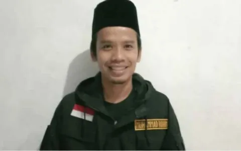 Banten - Gubernur Jawa Barat Dedi Mulyadi mendapatkan ancaman pembunuhan saat melakukan siaran langsung melalui akun YouTube pribadinya. Ancaman ini disampaikan salah seorang warganet dengan nama pengguna 'Wowo". Adapun tulisan bernada ancaman ini disampaikan oleh akun tersebut melalui komentar live chat pada Senin (21/4). Dia juga menuliskan berulang-ulang kali kalimat ancaman, beberapa diantaranya yakni ingin melukai Dedi dan anaknya, sekaligus melakukan aksi pengeboman. Hal tersebut mendapat tanggapan dari Gerakan Ekonomi Kreatif (GERAK 08 BANTEN), Mohamad Rohim mengatakan menurutnya apapun bentuk pengancaman tidak dibenarkan polri segera bertindak . " Bentuk ancaman apapun ke siapapun itu tidak dibenarkan dan tidak boleh dibiarkan ini negara hukum apa lagi ancaman pembunuhan, kami berharap polri segera melakukan tindakan agar tidak ada lagi pengancaman untuk memberikan efek jera kepada pelaku. Kami melihat Gubernur Jawa Barat Dedi Mulyadi selalu belusukan melakukan tindakan nyata untuk terpenuhinya hak-hak rakyat Jawa Barat, pemimpin seperti ini adalah aset Bangsa Indonesia yang mau berbuat nyata memperjuangkan hak rakyat , kami sebagai masyarakat mendukung kerja-kerja Gubernur Jawa Barat yang berpihak kepada rakyat dan minta kepada pelaku segera minta maaf, jika tidak ada itikad baik kami mendesak polri segera menangkapnya. " Kami warga banten mendukung kang Dedi Mulyadi untuk bekerja membereskan masalah-masalah rakyat kecil kami bersama Kang Dedi, tutupnya.