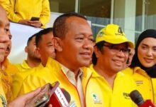 Polisi Menangkap Anggota Dprd Asahan Dari Fraksi Golkar Berinisial P Saat Penggerebekan Judi Sabung Ayam Di Desa Punggulan, Kecamatan Air Joman, Kabupaten Asahan, Sumatra Utara (Sumut). Kasat Reskrim Polres Asahan, Akp Ghulam Yanuar Lutfi Mengatakan P Diamankan Bersama 8 Orang Lainnya Karena Diduga Terlibat Kasus Judi Sabung Ayam. &Quot;Benar, Delapan Orang Diamankan Bersama Anggota Dprd Asahan Inisial P Dari Rumah P Di Desa Punggulan, Kecamat Air Joman,&Quot; Kata Akp Ghulam Kepada Wartawan 21-4-2025. Akp Ghulam Menambahkan Rumah Pribadi P Diduga Dijadikan Lokasi Judi Sabung Ayam. Namun Ia Belum Bisa Memastikan Sudah Berapa Lama Kegiatan Itu Berlangsung. &Quot;Betul Rumah Anggota Dprd Asahan Yang Digerebek. Untuk Berapa Lama, Itu Masih Dalam Penyelidikan,&Quot; Pungkasnya. Akp Ghulam Menyebutkan Dari Penggerebekan Itu, P Berserta 7 Orang Lainnya Dibawa Ke Mapolres Asahan. Saat Ini Status Kedelapan Orang Tersebut Masih Sebagai Saksi. &Quot;Termasuk Anggota Dprd Nya Yang Dibawa. Barang Bukti Yang Diamankan Macam Macam. Nanti Lengkapnya Kita Kasih Tau Masih Ngejar Yang Lain. Jadi Belum Tuntas,&Quot; Pungkasnya.