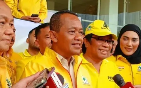 Polisi menangkap anggota DPRD Asahan dari Fraksi Golkar berinisial P saat penggerebekan judi sabung ayam di Desa Punggulan, Kecamatan Air Joman, Kabupaten Asahan, Sumatra Utara (Sumut). Kasat Reskrim Polres Asahan, AKP Ghulam Yanuar Lutfi mengatakan P diamankan bersama 8 orang lainnya karena diduga terlibat kasus judi sabung ayam. "Benar, delapan orang diamankan bersama Anggota DPRD Asahan inisial P dari rumah P di Desa Punggulan, Kecamat Air Joman," kata AKP Ghulam kepada wartawan 21-4-2025. AKP Ghulam menambahkan rumah pribadi P diduga dijadikan lokasi judi sabung ayam. Namun ia belum bisa memastikan sudah berapa lama kegiatan itu berlangsung. "Betul rumah anggota DPRD Asahan yang digerebek. Untuk berapa lama, itu masih dalam penyelidikan," pungkasnya. AKP Ghulam menyebutkan dari penggerebekan itu, P berserta 7 orang lainnya dibawa ke Mapolres Asahan. Saat ini status kedelapan orang tersebut masih sebagai saksi. "Termasuk anggota DPRD nya yang dibawa. Barang bukti yang diamankan macam macam. Nanti lengkapnya kita kasih tau masih ngejar yang lain. Jadi belum tuntas," pungkasnya.