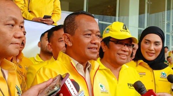 Polisi Menangkap Anggota Dprd Asahan Dari Fraksi Golkar Berinisial P Saat Penggerebekan Judi Sabung Ayam Di Desa Punggulan, Kecamatan Air Joman, Kabupaten Asahan, Sumatra Utara (Sumut). Kasat Reskrim Polres Asahan, Akp Ghulam Yanuar Lutfi Mengatakan P Diamankan Bersama 8 Orang Lainnya Karena Diduga Terlibat Kasus Judi Sabung Ayam. &Quot;Benar, Delapan Orang Diamankan Bersama Anggota Dprd Asahan Inisial P Dari Rumah P Di Desa Punggulan, Kecamat Air Joman,&Quot; Kata Akp Ghulam Kepada Wartawan 21-4-2025. Akp Ghulam Menambahkan Rumah Pribadi P Diduga Dijadikan Lokasi Judi Sabung Ayam. Namun Ia Belum Bisa Memastikan Sudah Berapa Lama Kegiatan Itu Berlangsung. &Quot;Betul Rumah Anggota Dprd Asahan Yang Digerebek. Untuk Berapa Lama, Itu Masih Dalam Penyelidikan,&Quot; Pungkasnya. Akp Ghulam Menyebutkan Dari Penggerebekan Itu, P Berserta 7 Orang Lainnya Dibawa Ke Mapolres Asahan. Saat Ini Status Kedelapan Orang Tersebut Masih Sebagai Saksi. &Quot;Termasuk Anggota Dprd Nya Yang Dibawa. Barang Bukti Yang Diamankan Macam Macam. Nanti Lengkapnya Kita Kasih Tau Masih Ngejar Yang Lain. Jadi Belum Tuntas,&Quot; Pungkasnya.