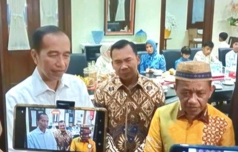 Teropongistana.com Jakarta - Ketua Umum Partai Golkar, Bahlil Lahadalia Sekaligus Mentri Esdm Bertemu Presiden Ri Ke-7 Joko Widodo (Jokowi) Pada Selasa Kemarin (8/4) Untuk Bersilaturahmi Lebaran. Bahlil Bersama Istri Dan Anak-Anaknya Tiba Di Gang Kutai Utara, Kelurahan Sumber, Kecamatan Banjarsari, Solo, Jawa Tengah, Pukul 20.15 Wib Tepat. Ia Datang Bersama Sejumlah Pengurus Partai Golkar, Di Antaranya Menteri Kependudukan Dan Pembangunan Keluarga, Wihaji. Bahlil Sekeluarga Bersama Wihaji Sempat Menunggu Beberapa Menit Di Ruang Transit Sebelum Diterima Jokowi Di Kediamannya. Pertemuan Berlangsung Tertutup Selama Sekitar Satu Setengah Jam. &Quot;Saya Hari Ini Bersama Istri Dan Seluruh Anak-Anak, Bersama Pak Menteri Kependudukan Bisa Bersilaturahmi Dengan Bapak Jokowi Di Kediaman Dalam Rangka Hari Raya,&Quot; Kata Bahlil Usai Pertemuan. Bahlil Baru Sempat Mampir Ke Rumah Jokowi Setelah Pulang Ke Kampung Halaman Istrinya Di Kabupaten Sragen. Sedianya, Ia Bersama Keluarga Hendak Bersilaturahmi Ke Rumah Jokowi Beberapa Hari Yang Lalu Namun Tertunda Karena Jokowi Tak Berada Di Rumahnya. &Quot;Kami Belum Sempat Datang Karena Pak Jokowi Lagi Di Bali,&Quot; Kata Dia.kangen Sama Bapak, Sama Ibu, Makan Sama-Sama, Ngomong -Ngomong Ringan, Ya Perkembangan Ekonomi,&Quot; Kata Dia. Bahlil Memiliki Hubungan Dekat Dengan Jokowi Selama Masa Pemerintahannya. Ia Mengaku Banyak Belajar Selama Menjadi Menteri Di Kabinet Jokowi. Sementara Itu, Jokowi Tak Berkomentar Banyak Mengenai Pertemuannya Dengan Bahlil. Ia Menilai Silaturahmi Antar-Tokoh Dan Pemimpin Sebagai Sesuatu Yang Positif. &Quot;Ya Ini Kan Masih Dalam Suasana Lebaran. Silaturahmi Antar-Pemimpin, Antar Tokoh Itu Kan Baik,&Quot; Kata Jokowi.